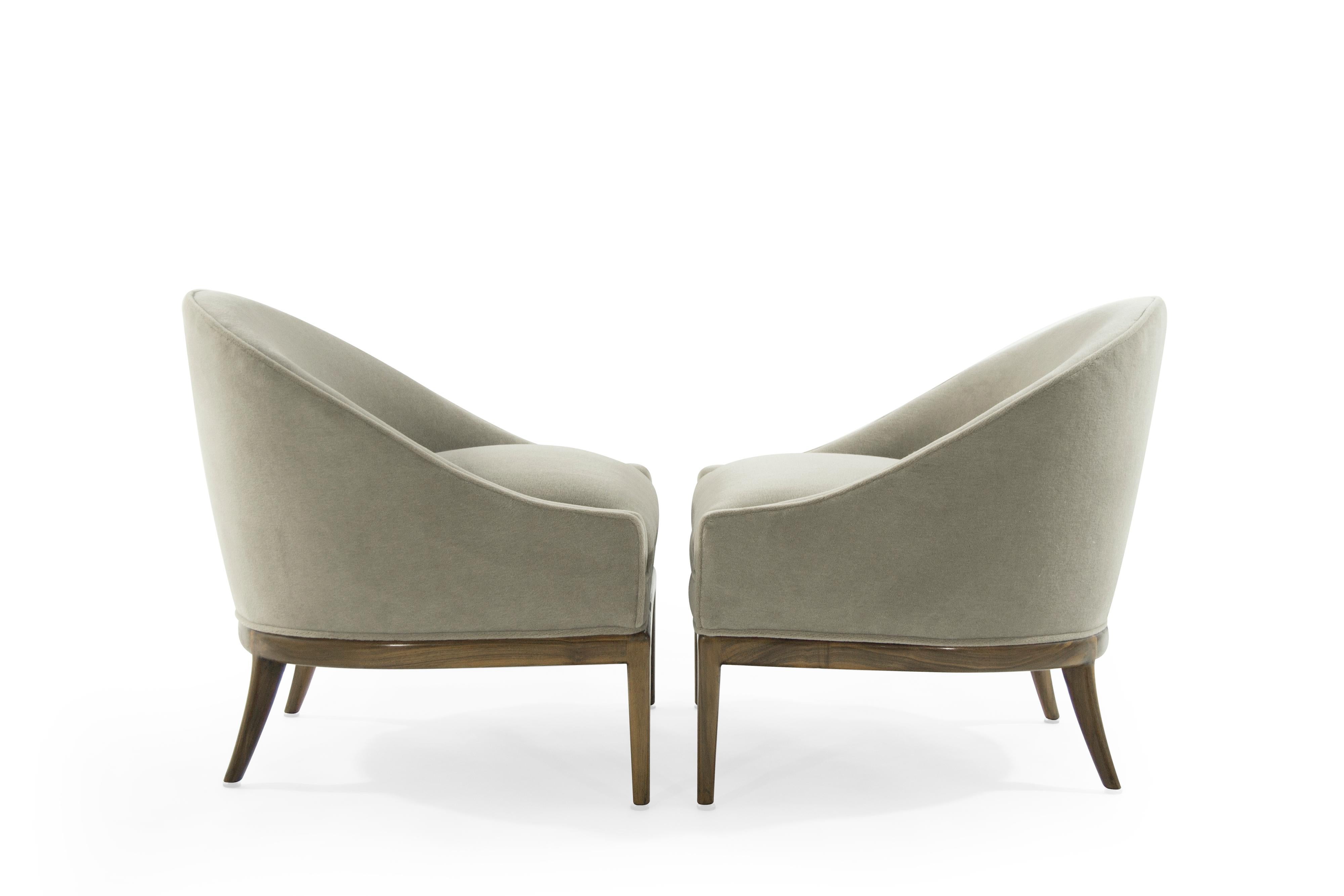 Set of lounge chairs in the style of T.H. Robsjohn-Gibbings for Widdicomb, circa 1950s.

Newly upholstered in natural mohair by Holly Hunt, walnut bases fully restored.