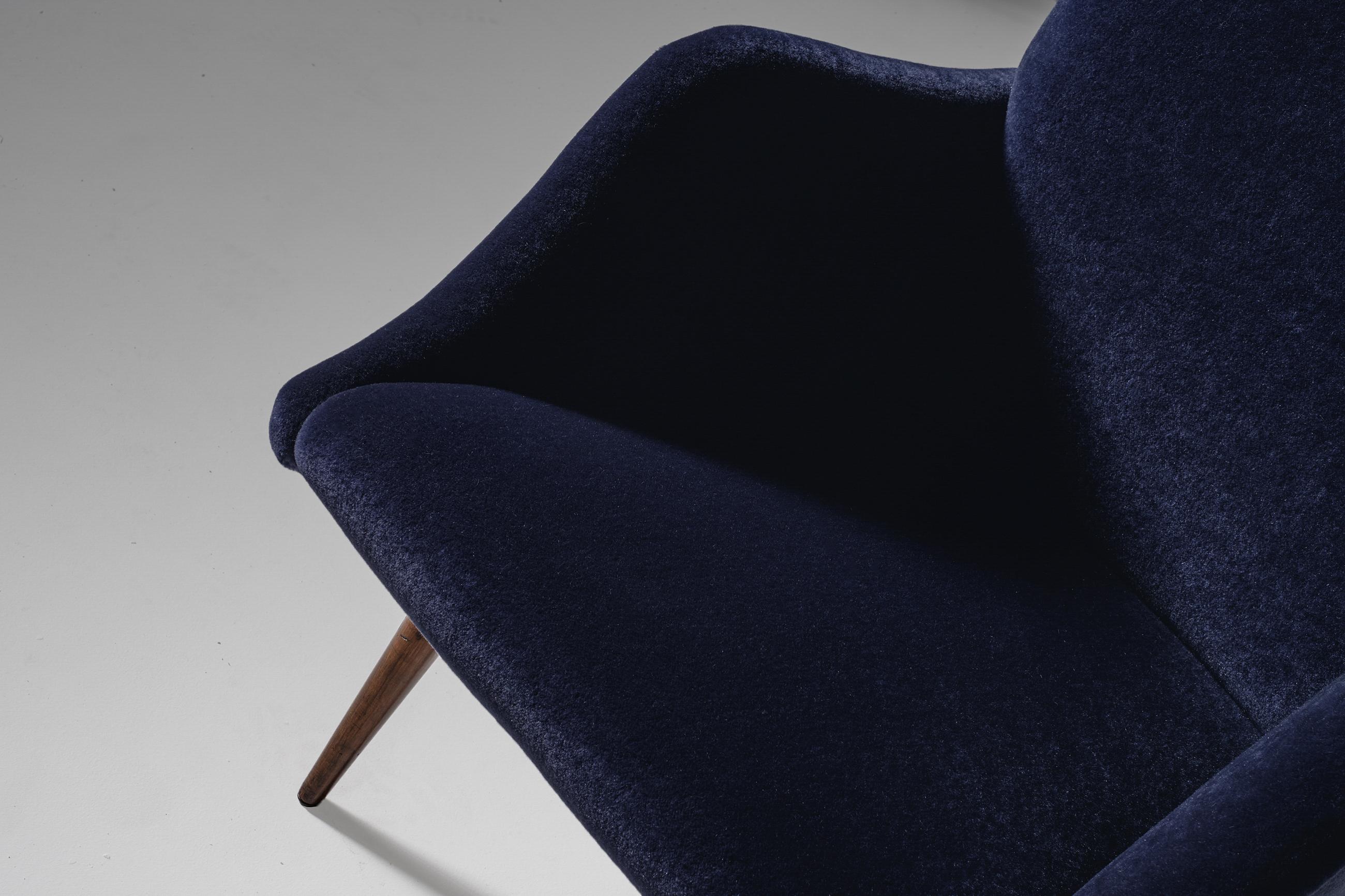 European Mid-Century Modern Lounge Chairs in Mohair Velvet by Carlo de Carli for Cassina For Sale