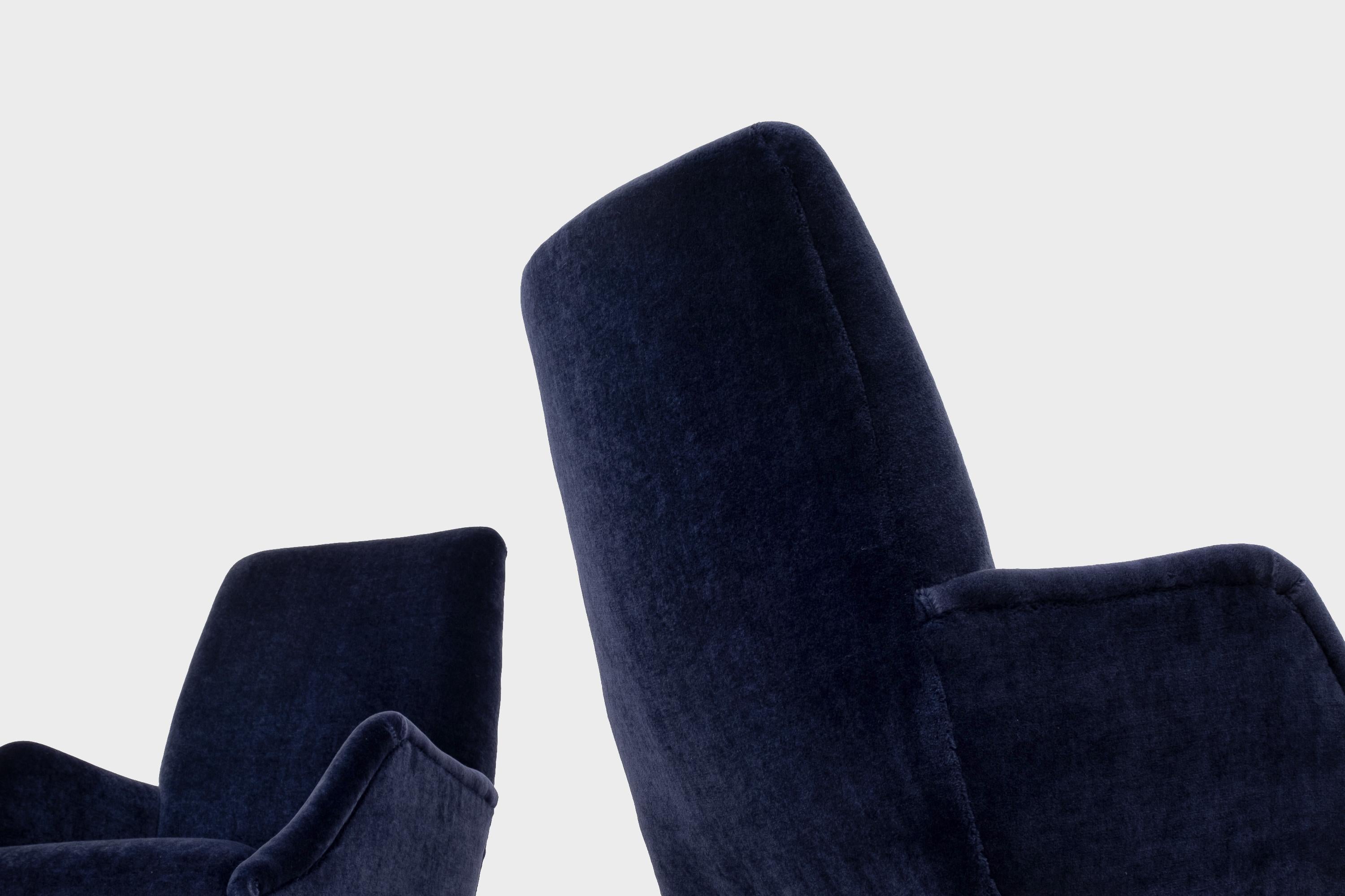 Italian Mid-Century Modern Lounge Chairs in Mohair Velvet by Carlo de Carli for Cassina