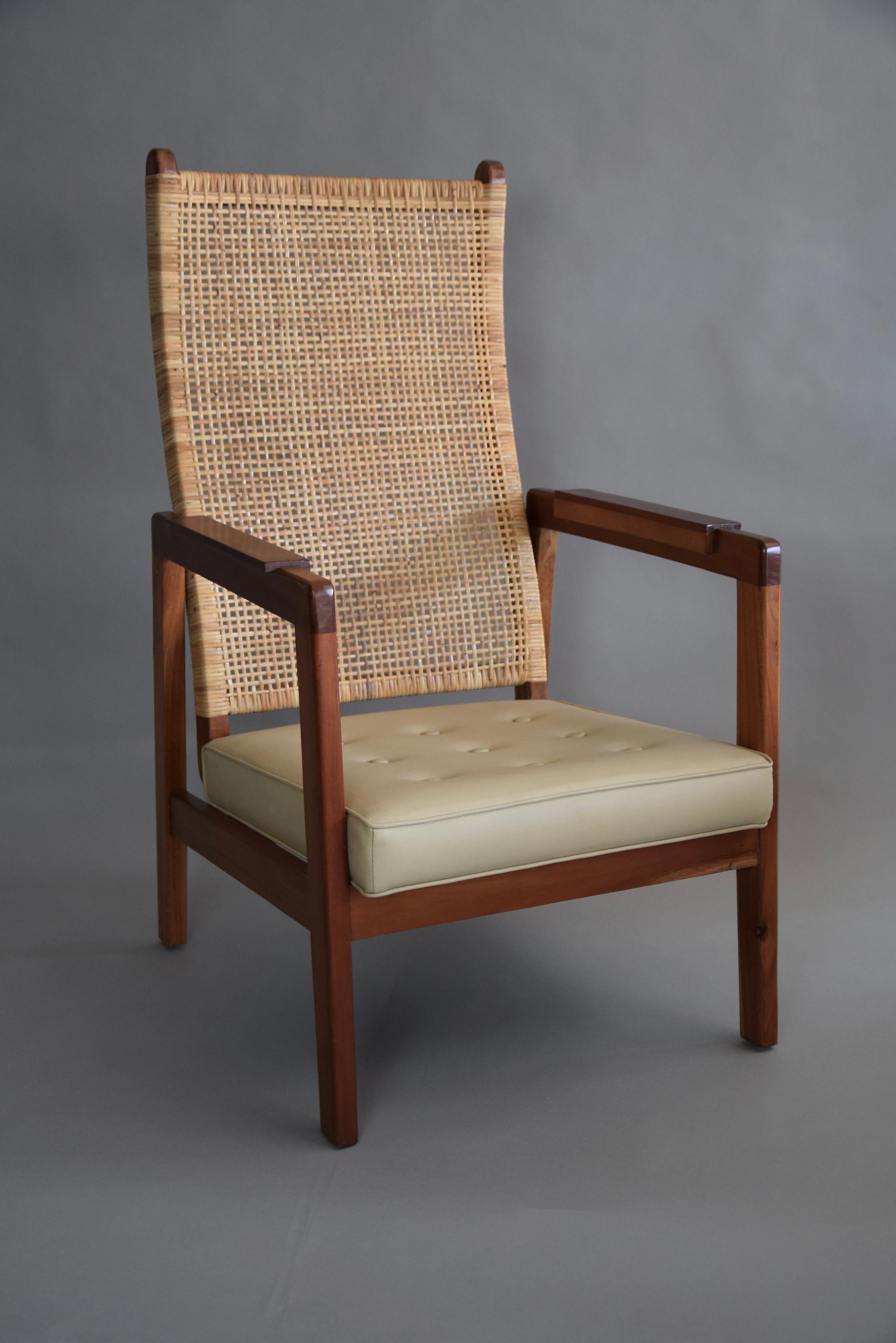 Moderne Loungesessel aus Holz und Schilfrohr aus der Mitte des Jahrhunderts, 2er-Set im Angebot 4