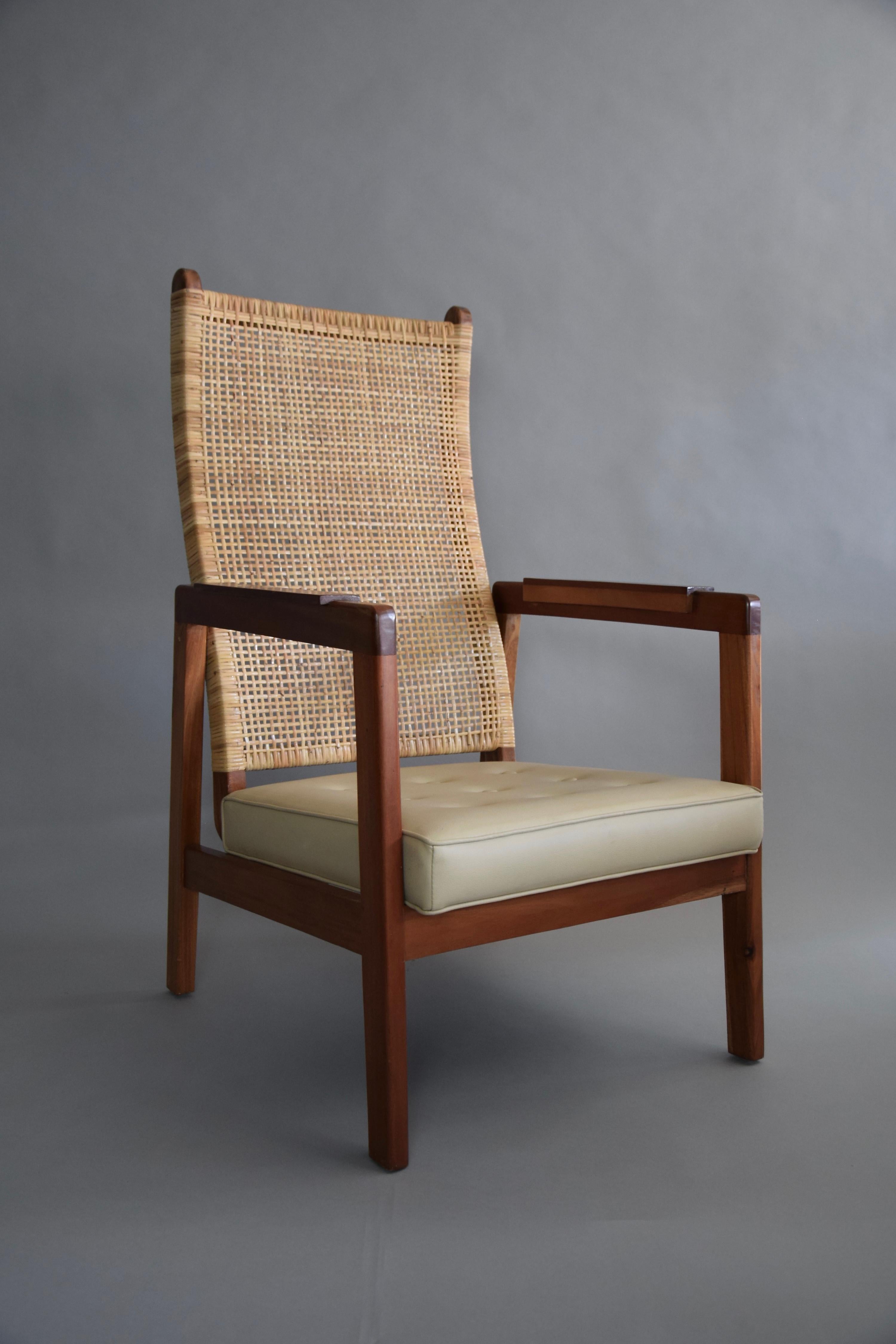 Mid-Century Modern Chaises longues en bois et rotin de style mi-siècle moderne, lot de 2 en vente