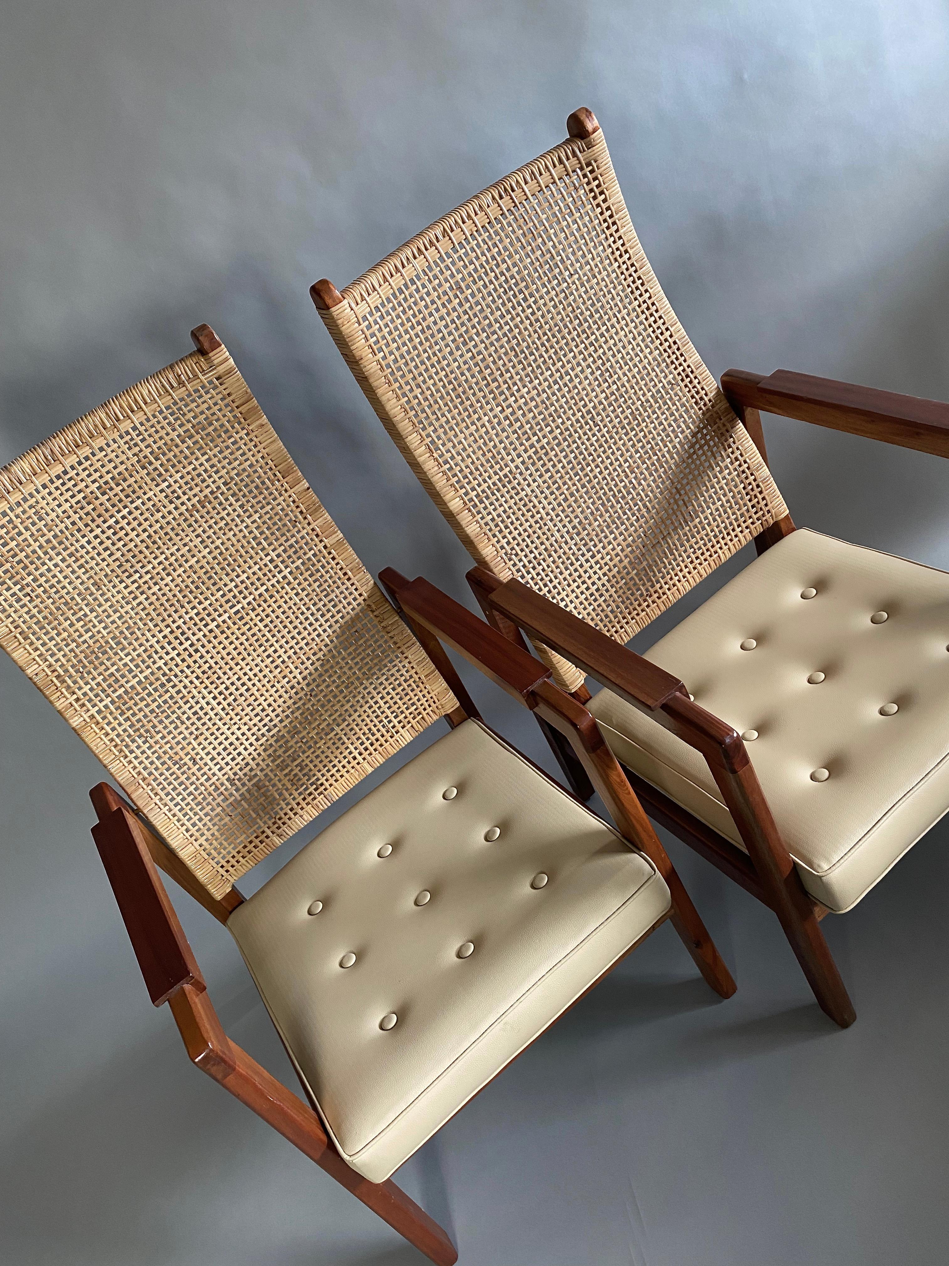 Néerlandais Chaises longues en bois et rotin de style mi-siècle moderne, lot de 2 en vente