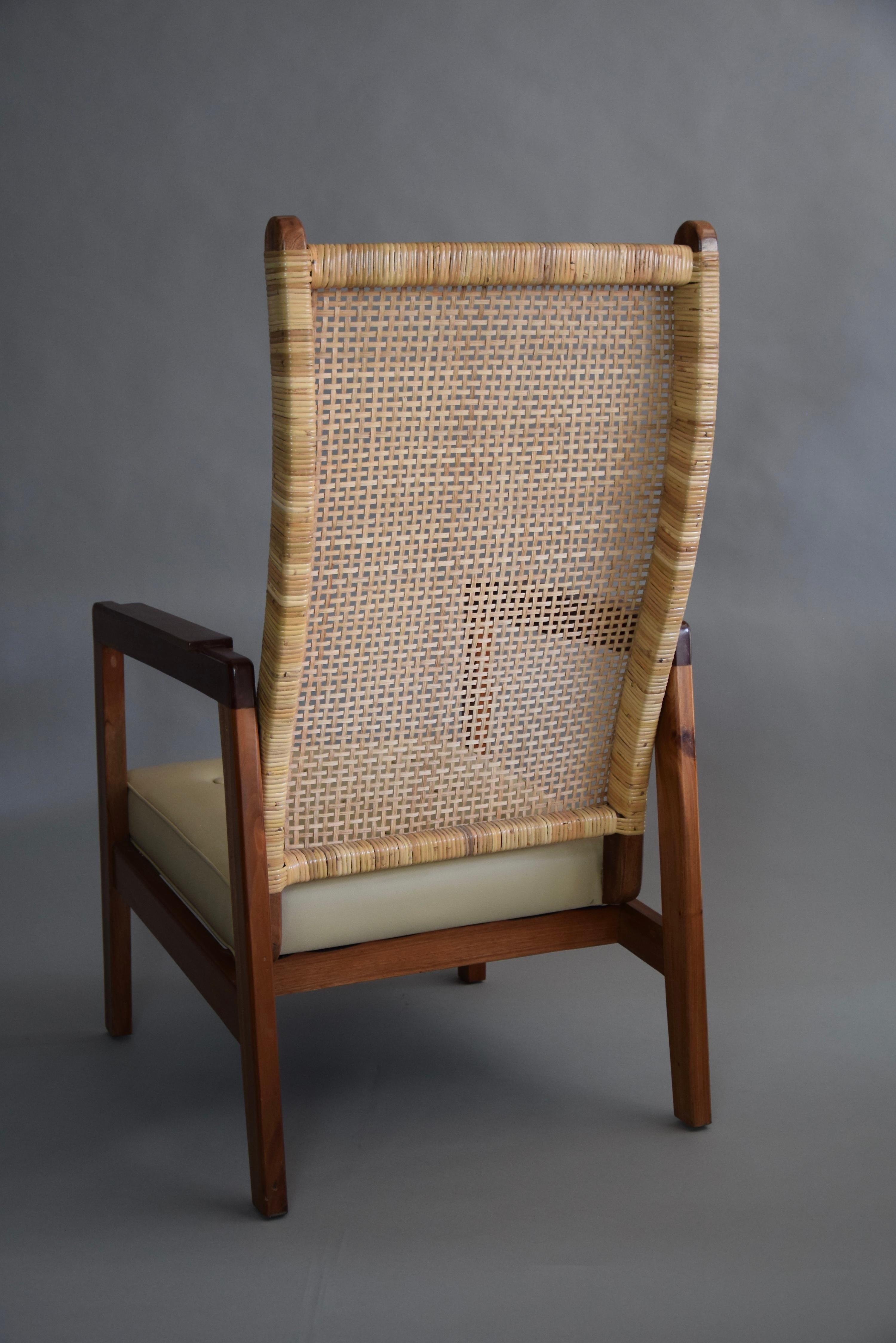 Chaises longues en bois et rotin de style mi-siècle moderne, lot de 2 Bon état - En vente à Weesp, NL