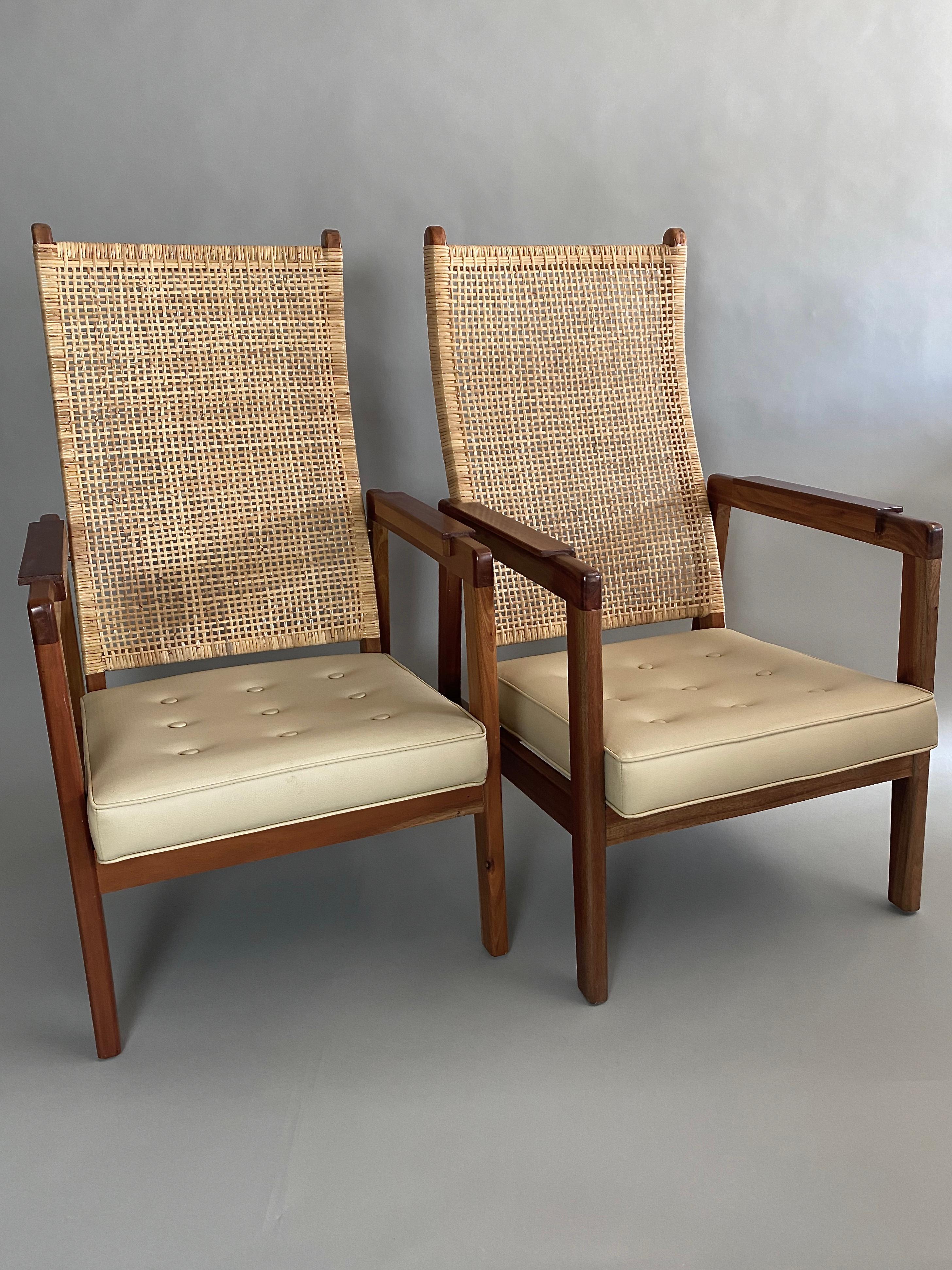 Imitation cuir Chaises longues en bois et rotin de style mi-siècle moderne, lot de 2 en vente