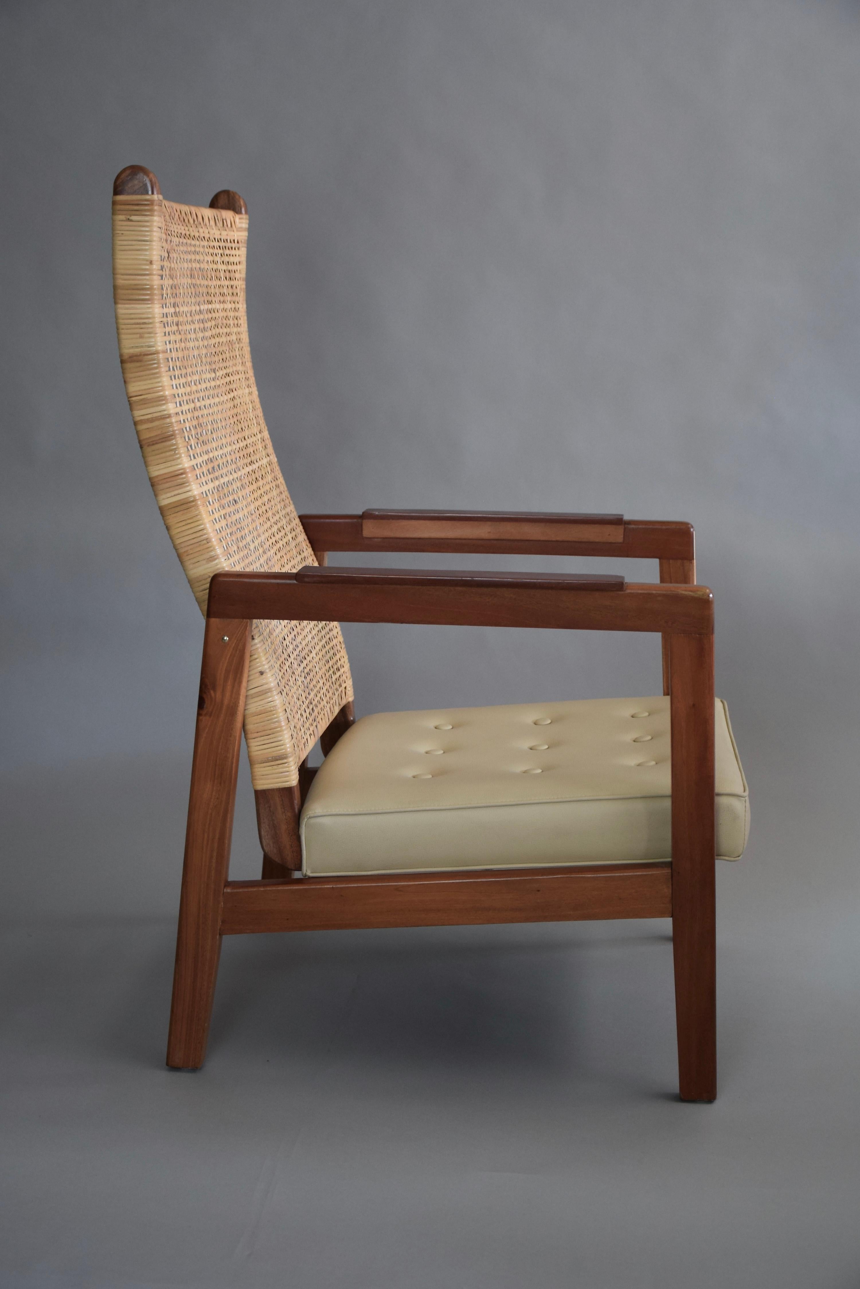Chaises longues en bois et rotin de style mi-siècle moderne, lot de 2 en vente 1
