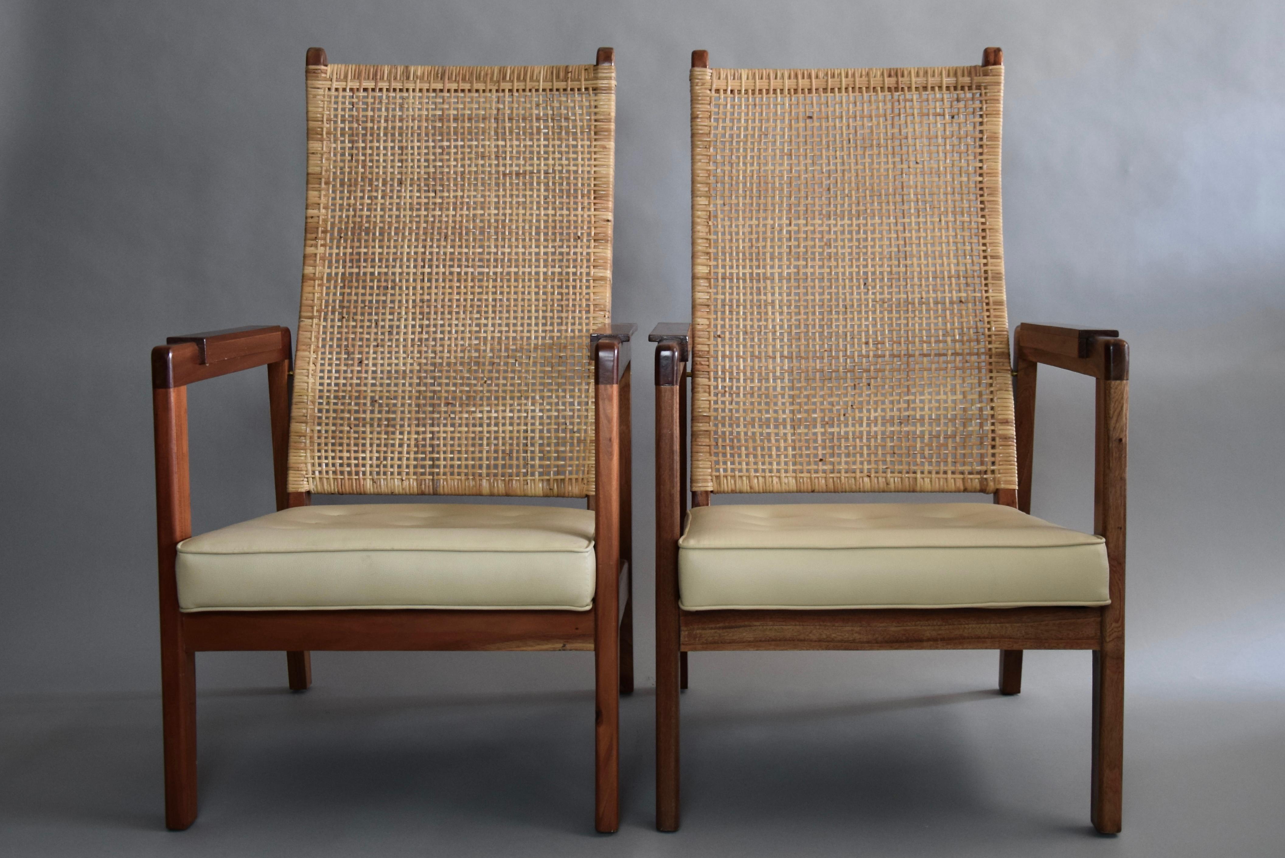 Chaises longues en bois et rotin de style mi-siècle moderne, lot de 2 en vente 2