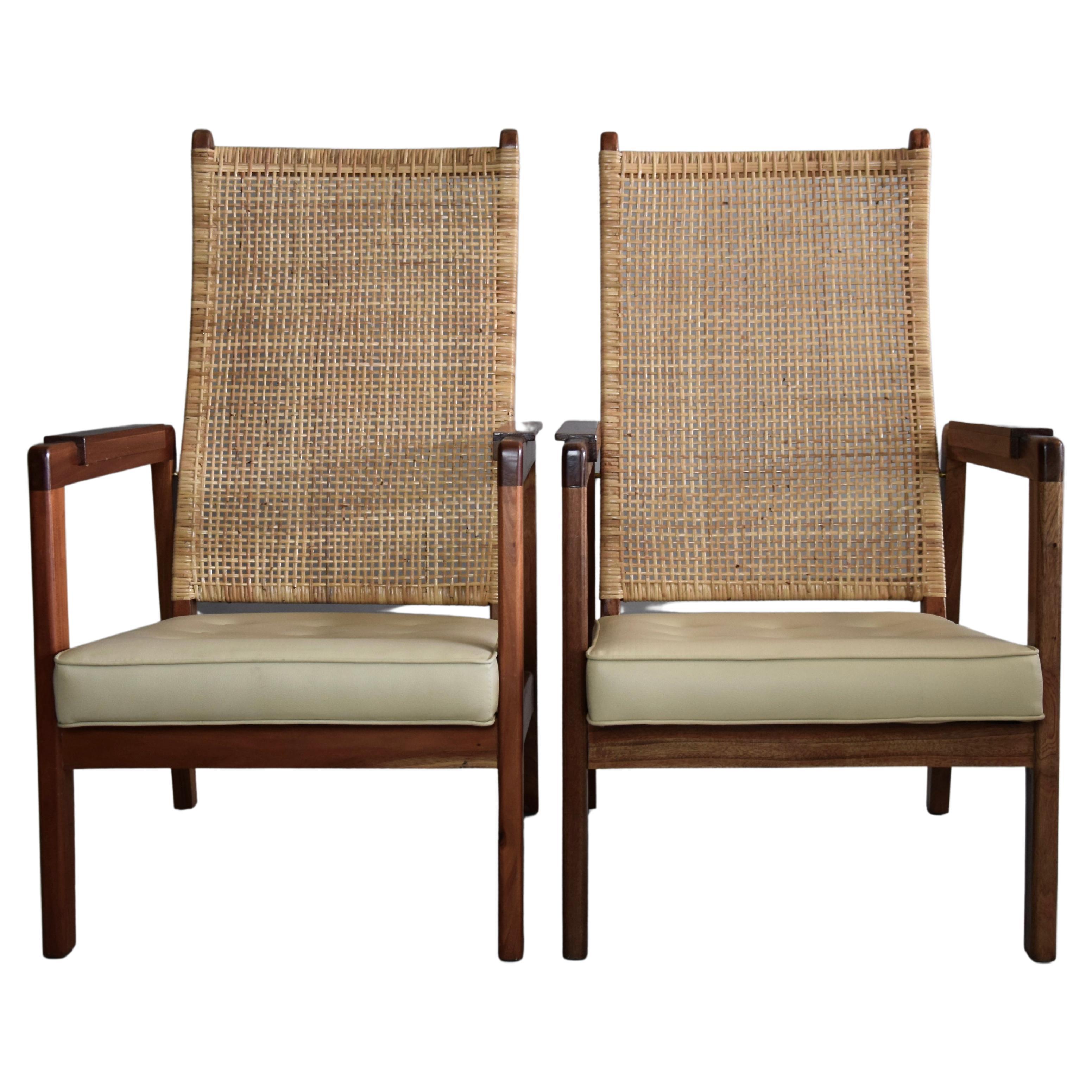 Chaises longues en bois et rotin de style mi-siècle moderne, lot de 2 en vente