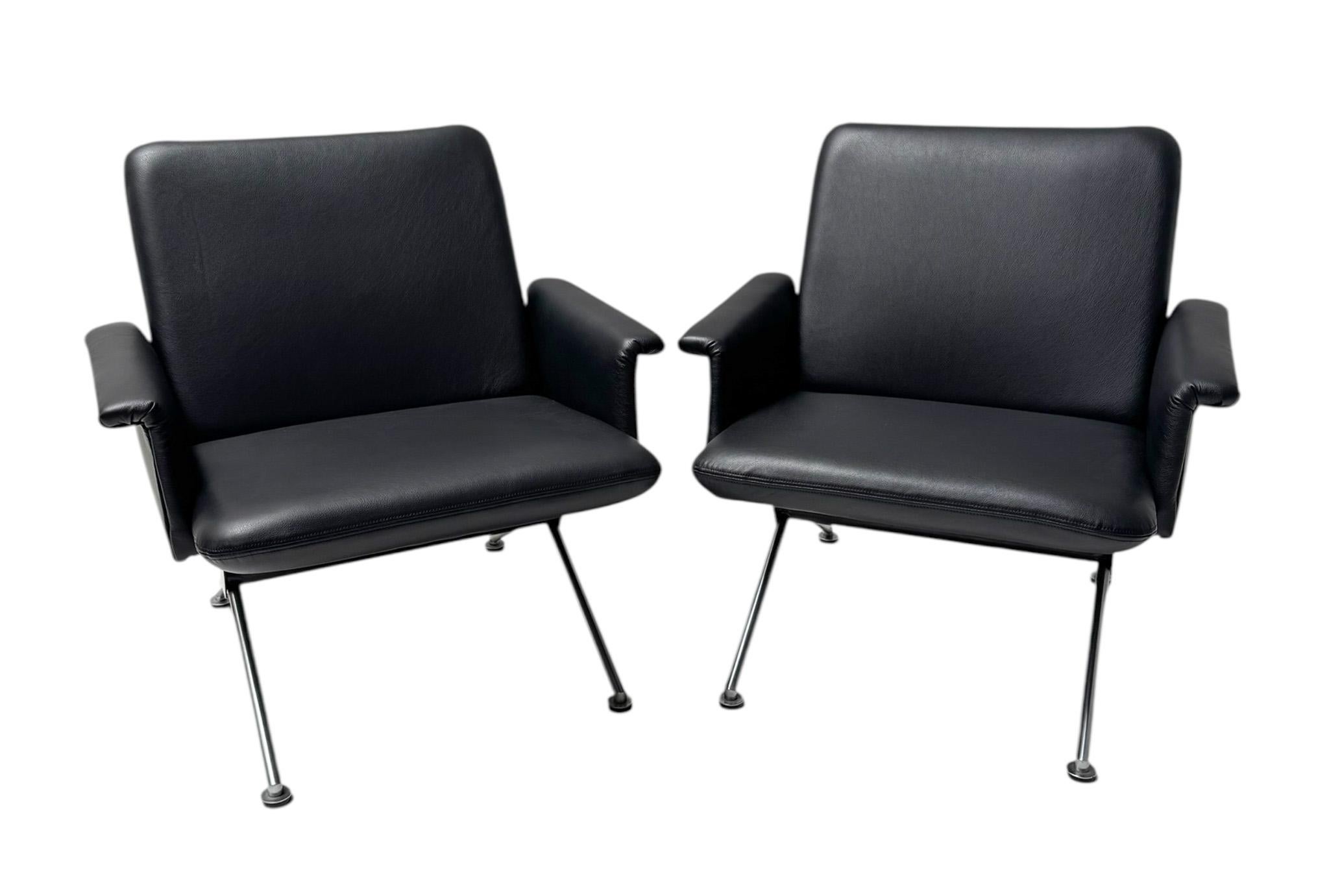 Magnifica e rara coppia di sedie lounge del Mid Century Modern n. 1432 con braccioli.
Design di Andre Cordemeijer per Gispen.
Un sorprendente design olandese degli anni '1960.
Struttura originale in metallo laccato nero grafite con gambe