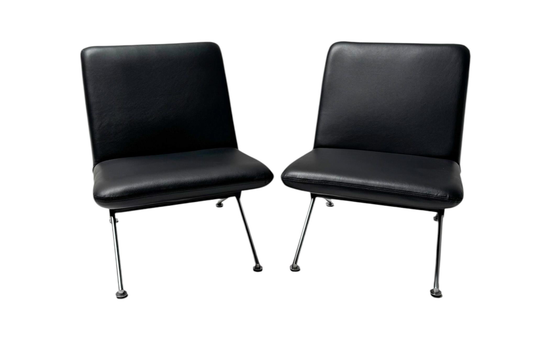 Magnifica e rara coppia di sedie da salotto del Mid Century Modern n. 1432. 
Design di Andre Cordemeijer per Gispen.
Un sorprendente design olandese degli anni '1960.
Struttura originale in metallo laccato nero grafite con gambe cromate.
Rivestito