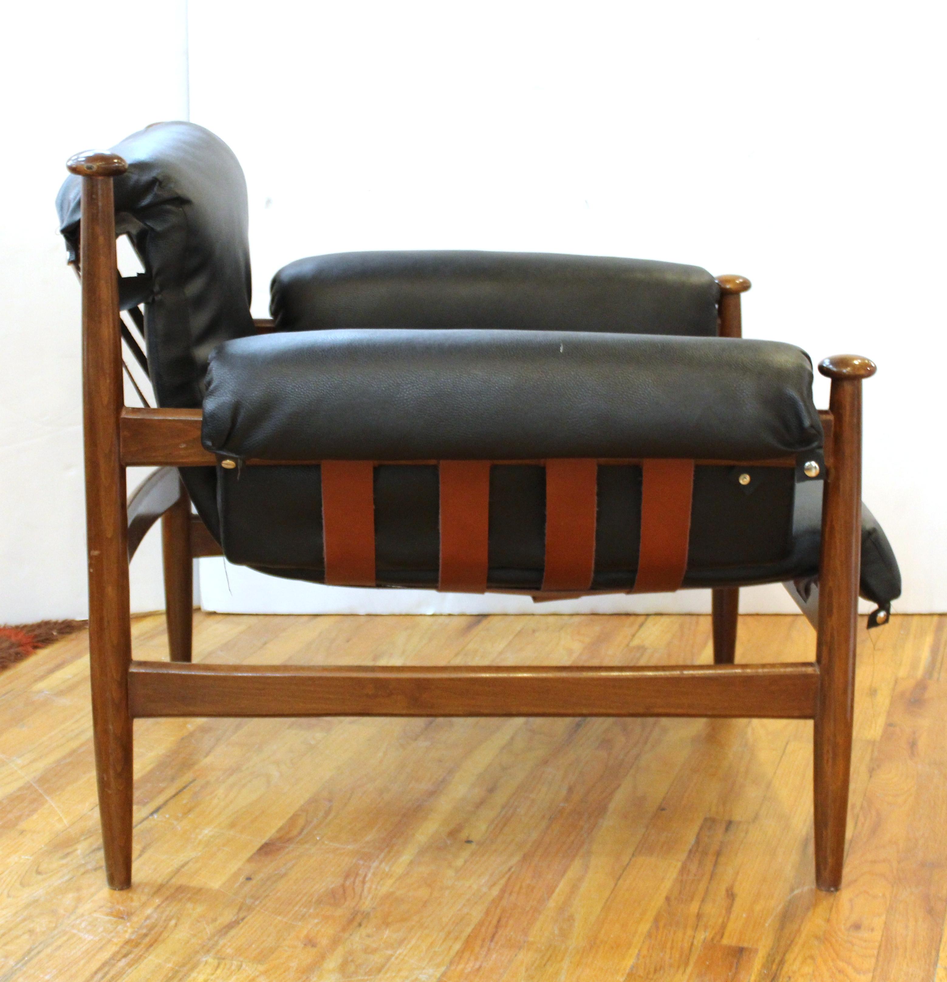 Mid-Century Modern Lounge Chairs or Armchairs with Wooden Frame In Good Condition In New York, NY
