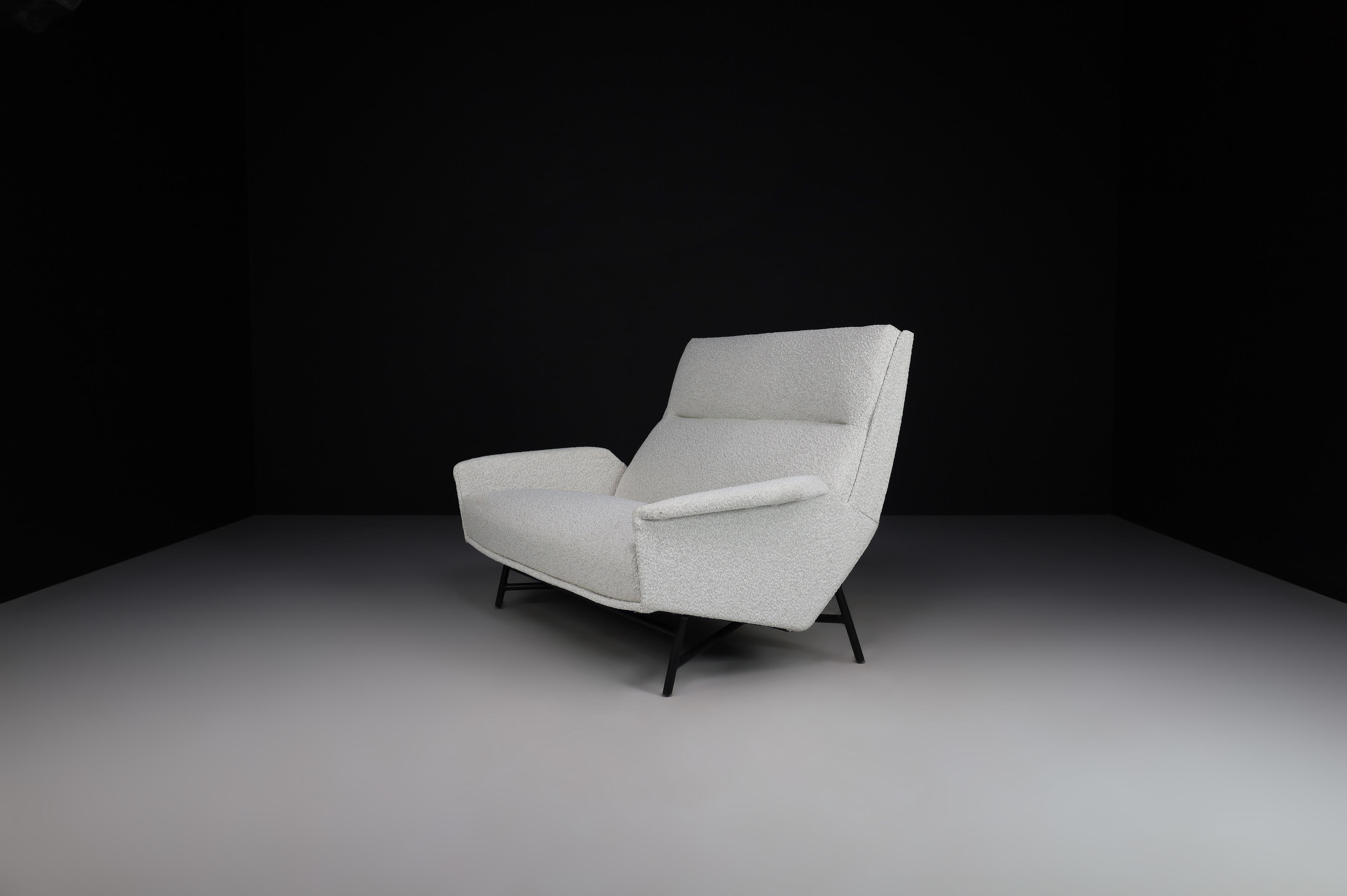 Modernes Loungesofa aus Bouclé, neu gepolstert von Guy Besnard 1959 (Moderne der Mitte des Jahrhunderts) im Angebot
