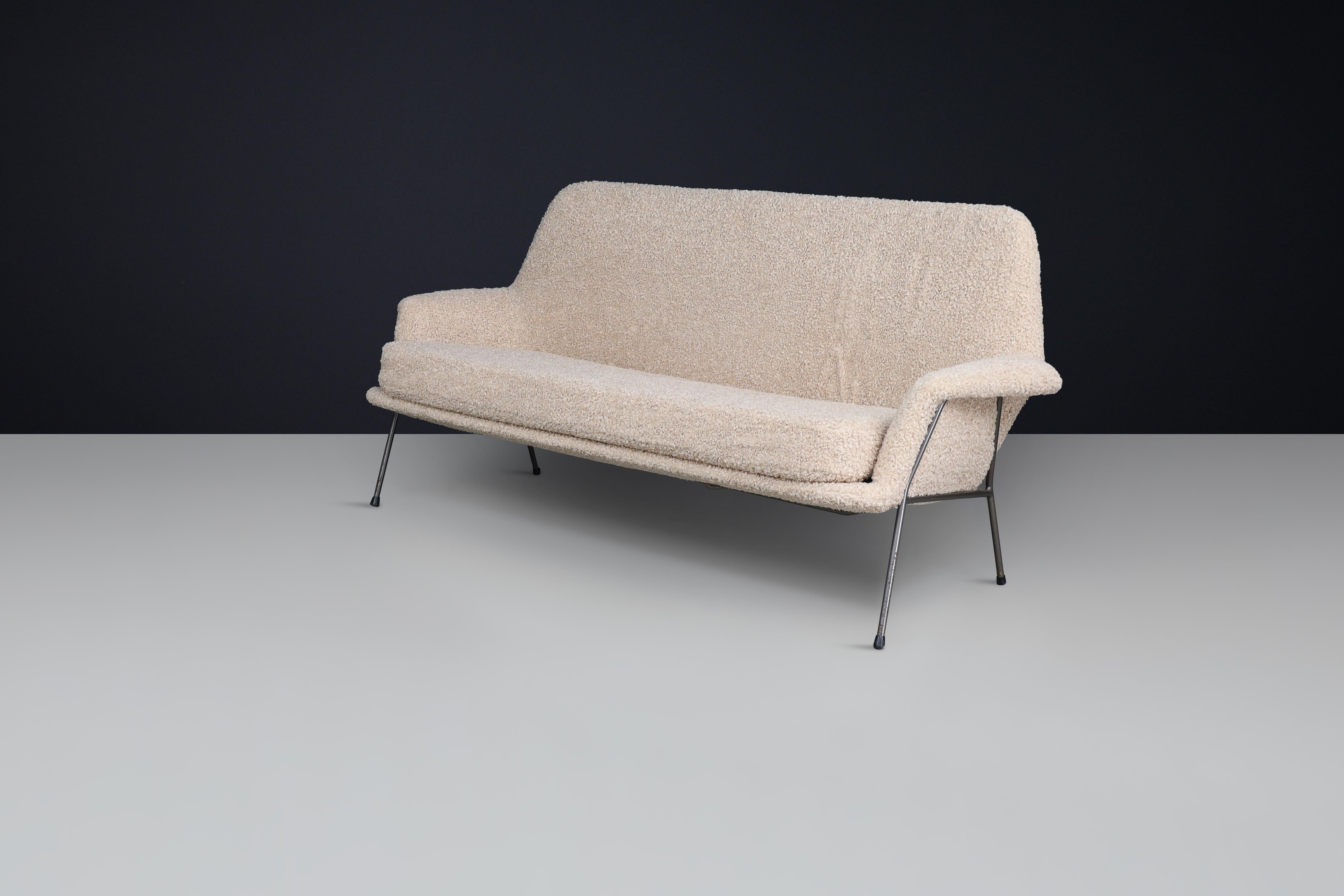 Mid-Century Modern Lounge Sofa in Teddy Fabric, The Netherlands, 1960s

This beautifully proportioned mid-century modern lounge sofa, produced in the Netherlands during the 1960s, captures the essence of timeless European design—graceful lines,