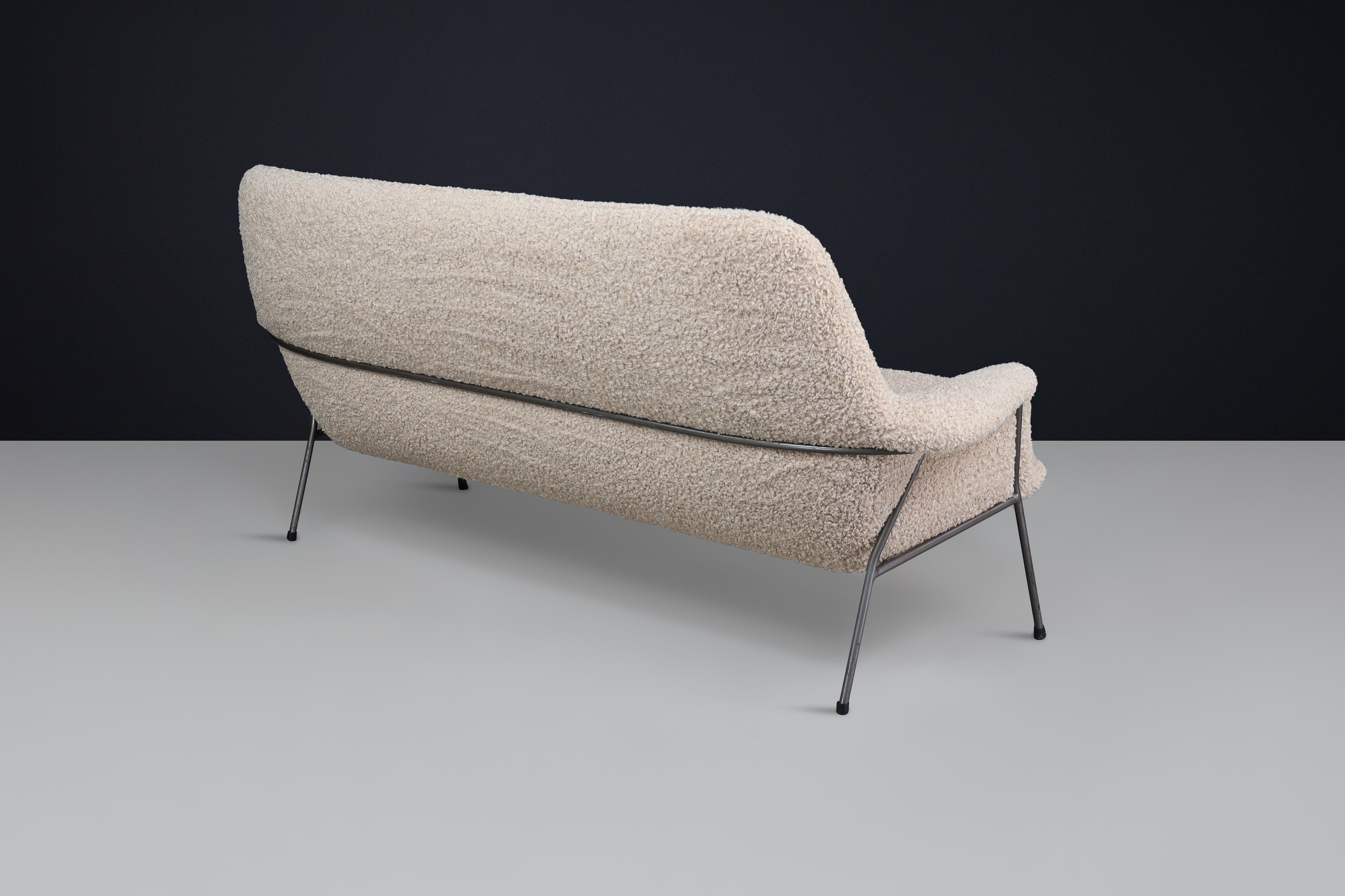 Mid-Century Modern Lounge Sofa in Teddy Fabric, The Netherlands, 1960s In Good Condition For Sale In Almelo, NL