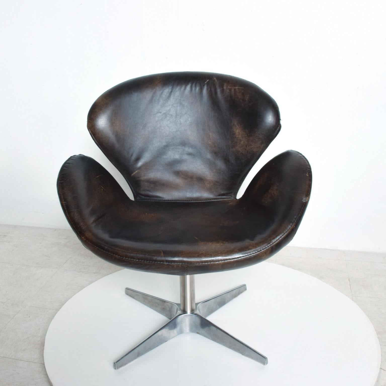 For Your Consideration A Mid Century Modern Leather Swivel Lounge Chair in the style of Arne Jacobsen, Swan Chair.
Amazing Modern Design and Comfort.
Dimensions are: 32 1/2