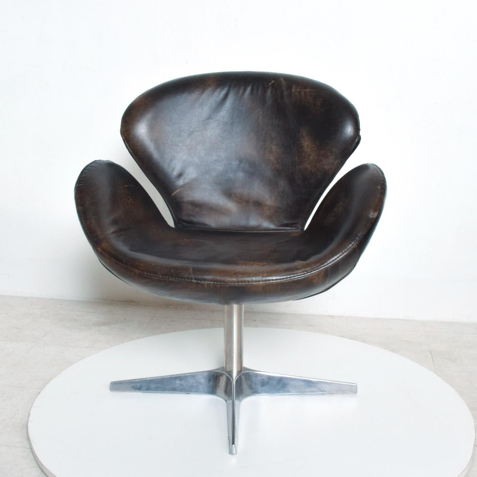 American Mid-Century Modern Lounge Swivel Chair Style Swan by Arne Jacobsen