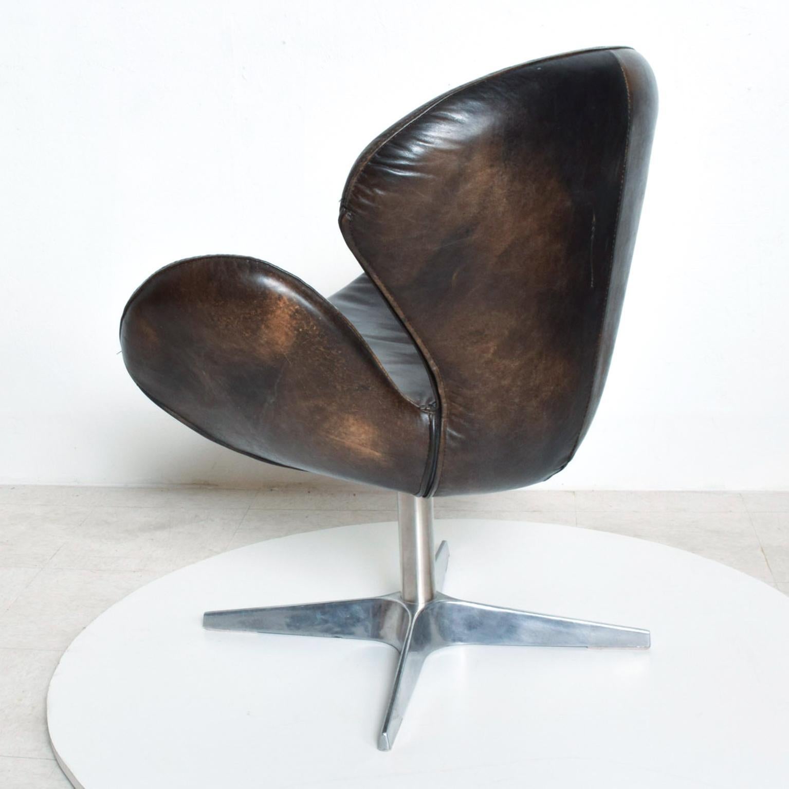 Late 20th Century Mid-Century Modern Lounge Swivel Chair Style Swan by Arne Jacobsen