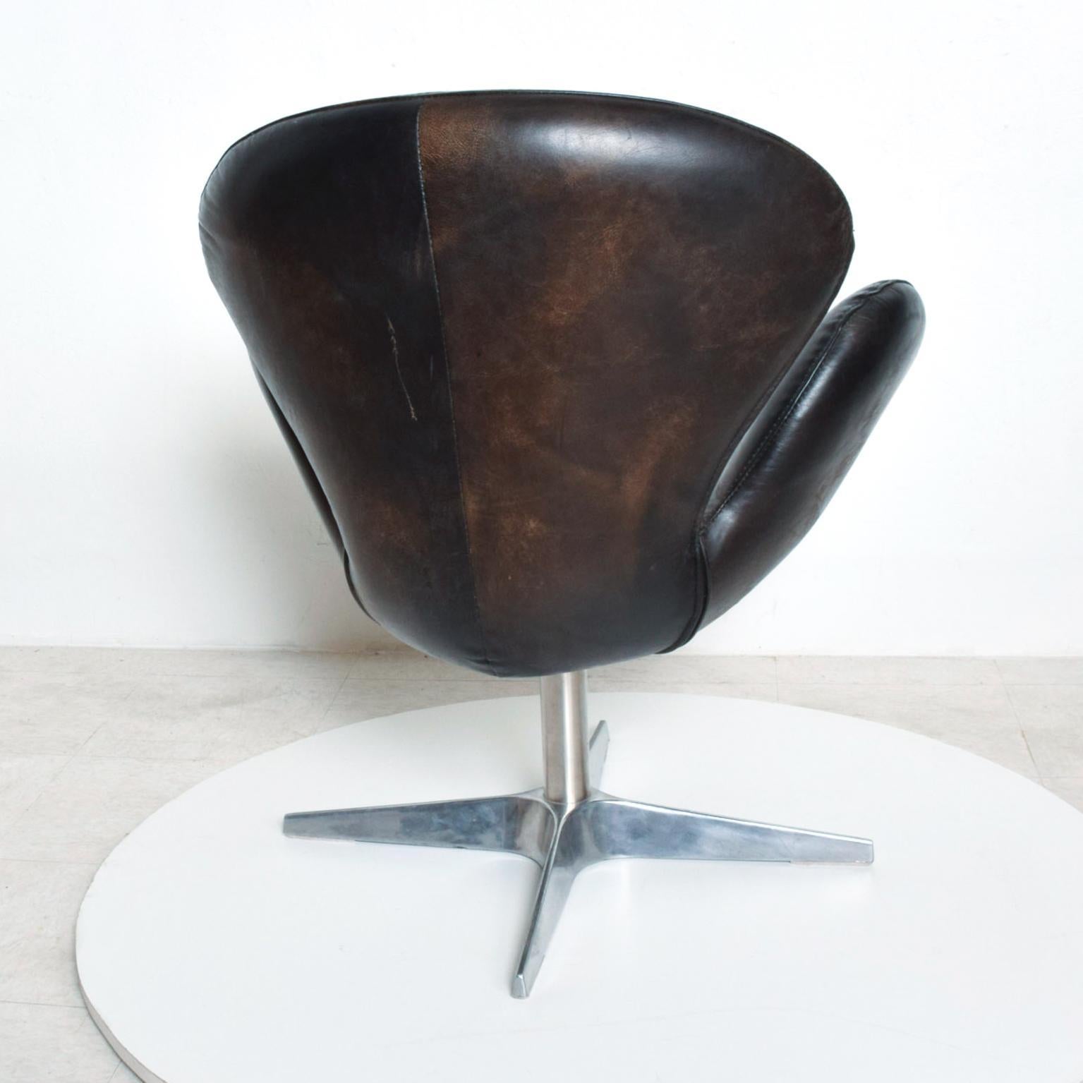 Aluminum Mid-Century Modern Lounge Swivel Chair Style Swan by Arne Jacobsen