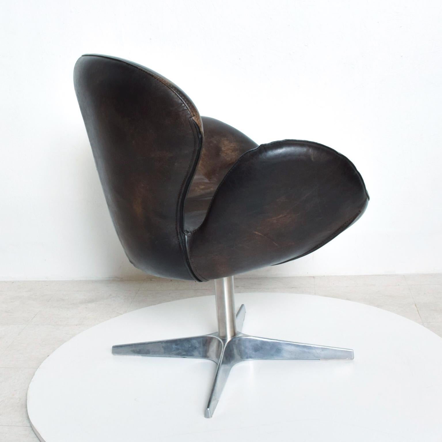 Mid-Century Modern Lounge Swivel Chair Style Swan by Arne Jacobsen 1