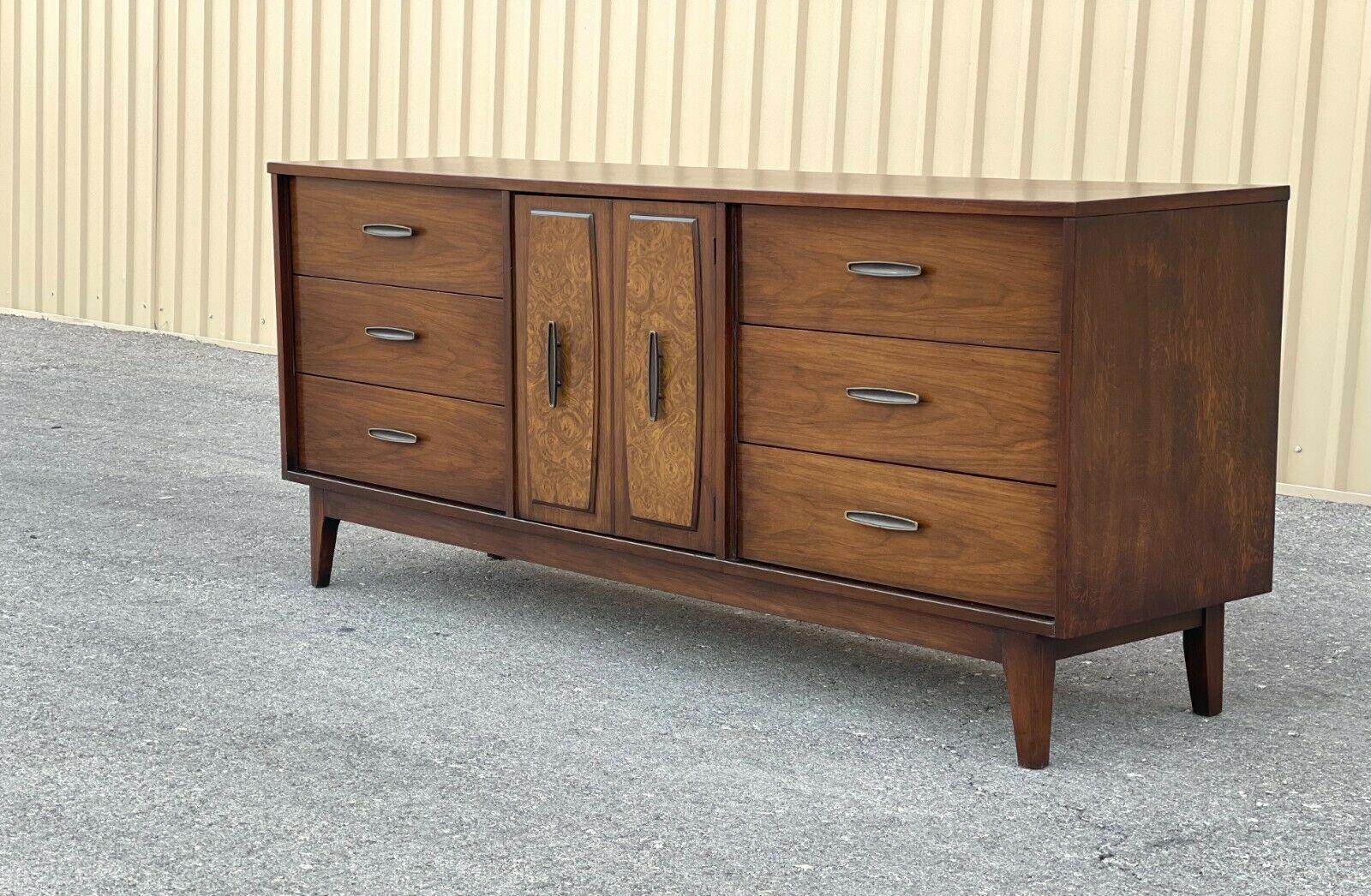 Mid-Century Danish Modern burl wood accent dresser/credenza


Offered is a vintage mid-century rich dark wood credenza. This piece is an excellent example of American mid-century modern living. Dresser has Nine drawers and burl wood accents