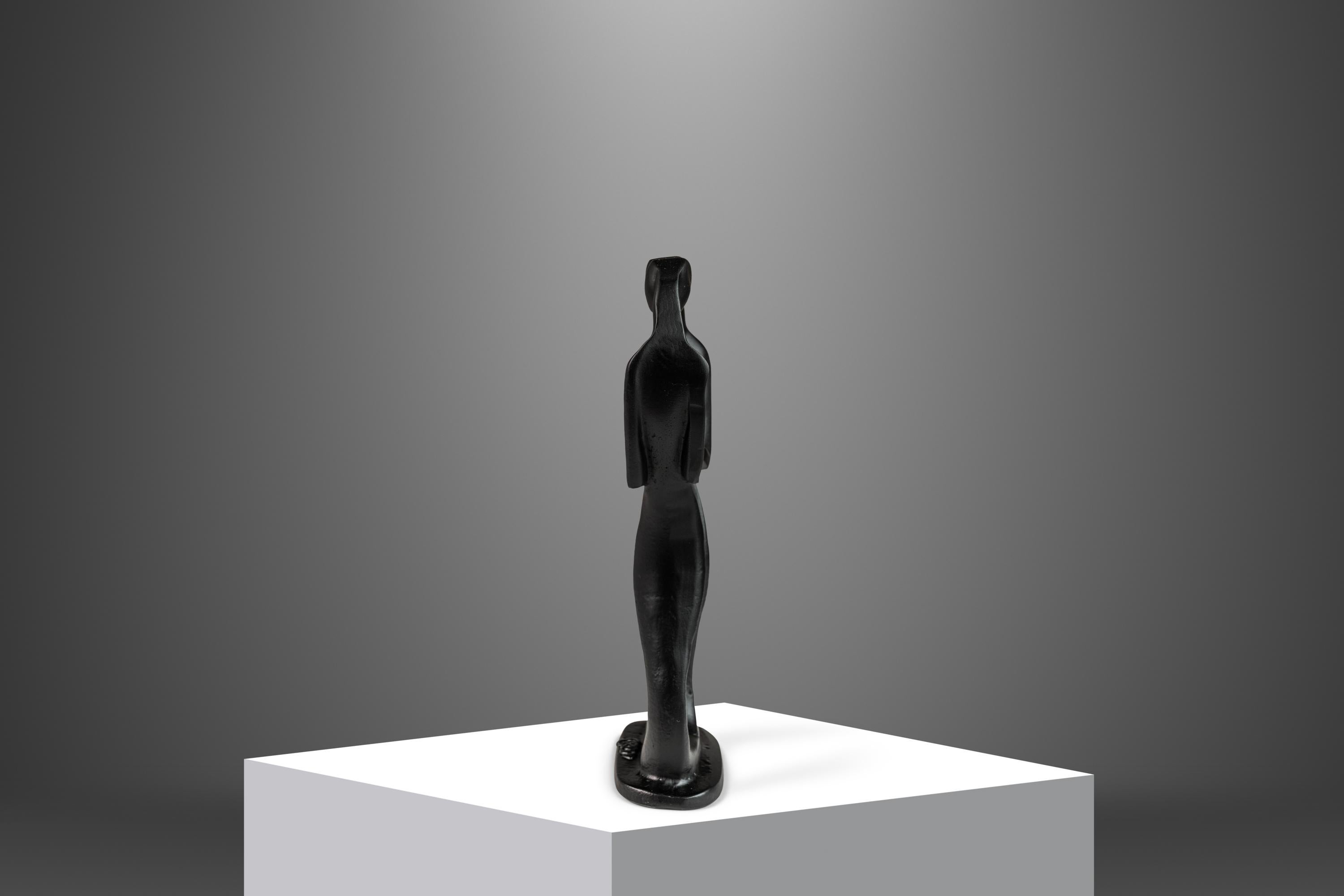 Ti presentiamo una scultura astratta che scalda il cuore e che raffigura due innamorati abbracciati. Scolpita a mano in pietra ollare massiccia, questa scultura piccola e squisita è il regalo perfetto per gli amanti di vecchia e nuova data o per i
