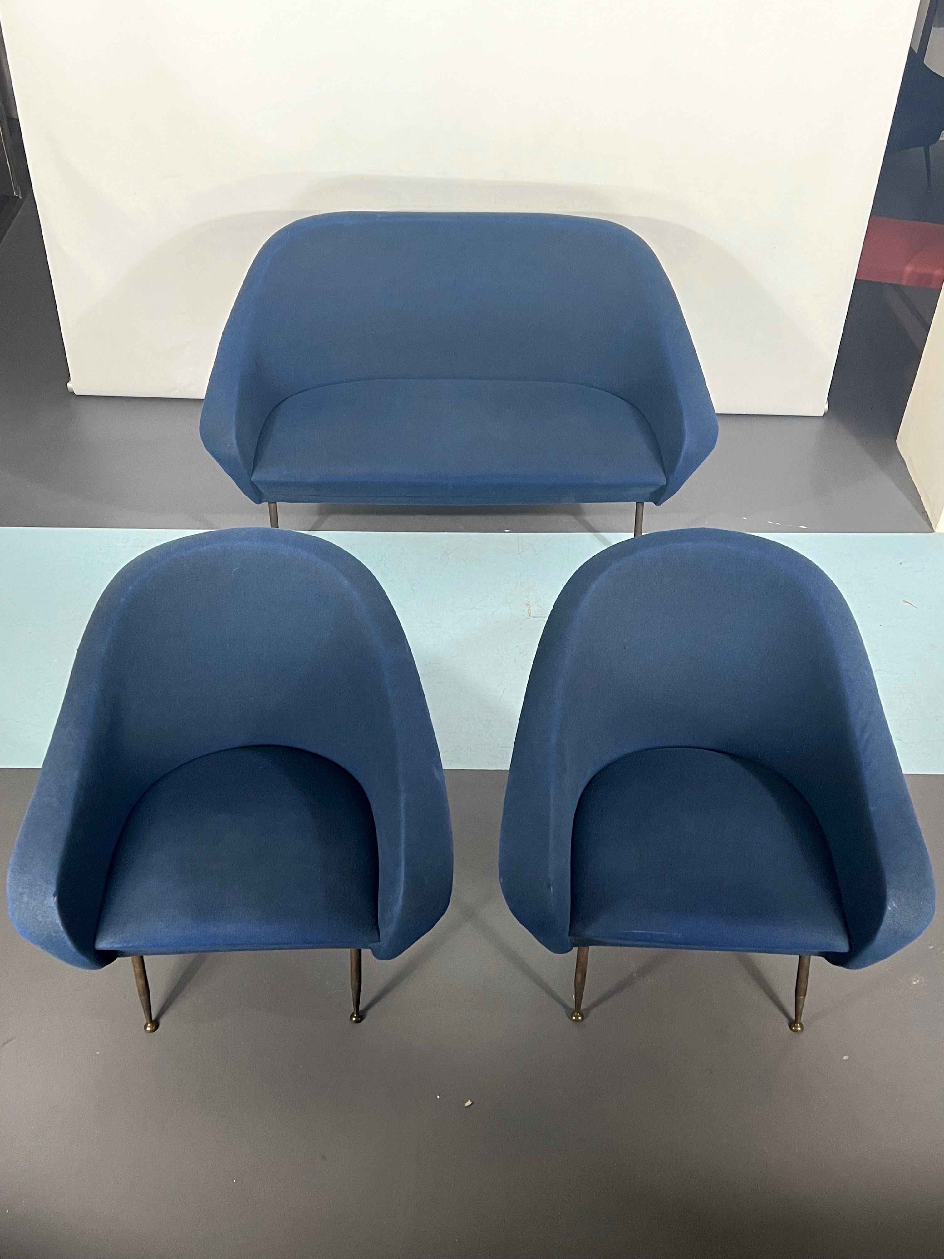 Cet ensemble composé d'un canapé et de deux fauteuils, dessiné par Gastone Rinaldi et produit par son usine Rima dans les années 50, est en parfait état avec quelques défauts sur le tissu.