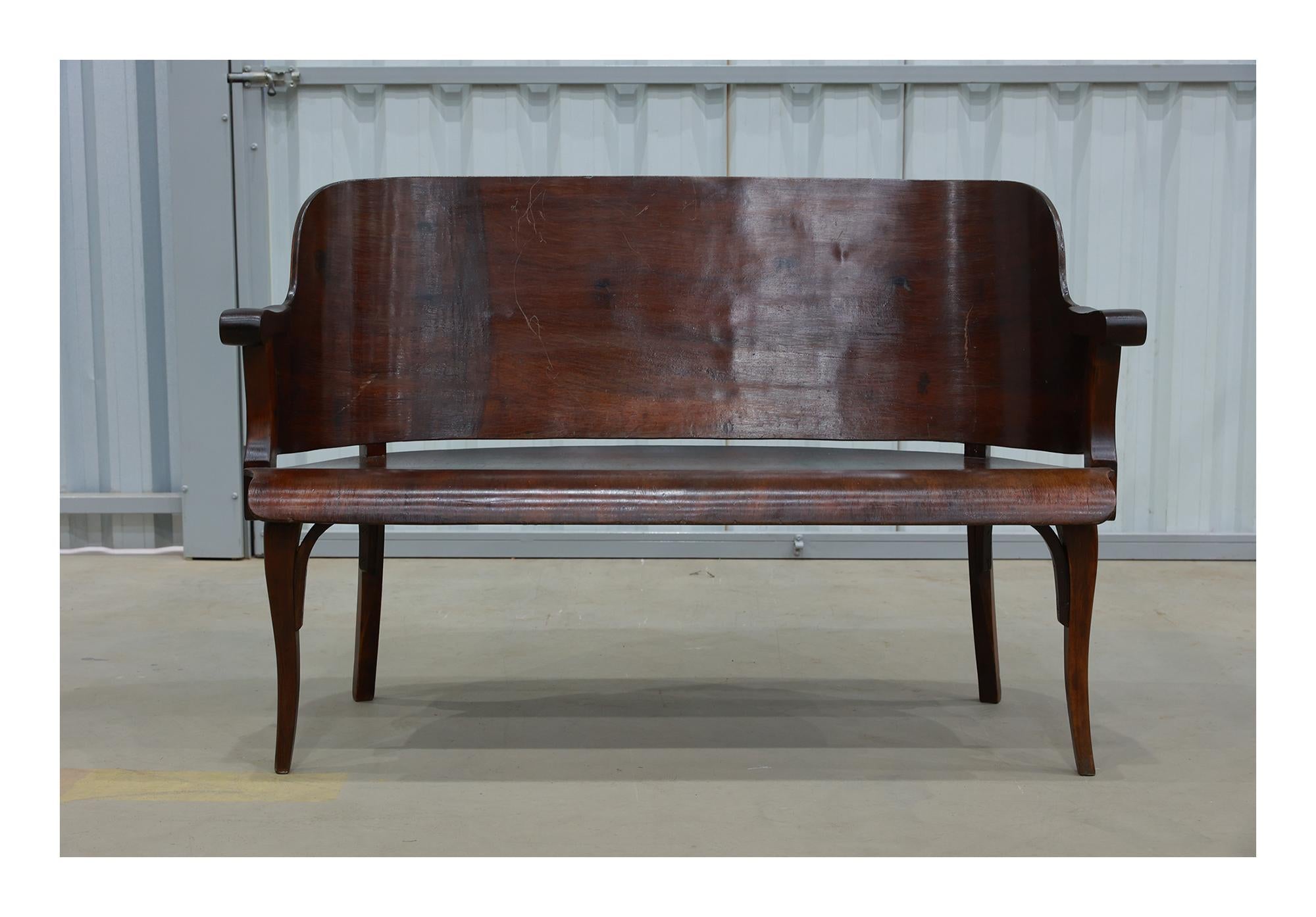 Disponible dès aujourd'hui, avec livraison nationale dans la région métropolitaine de New York incluse, cette Causeuse moderne du milieu du siècle en bois courbé par C.I.C., vers les années 1950, n'est rien de moins que splendide !  

Fabriquée avec