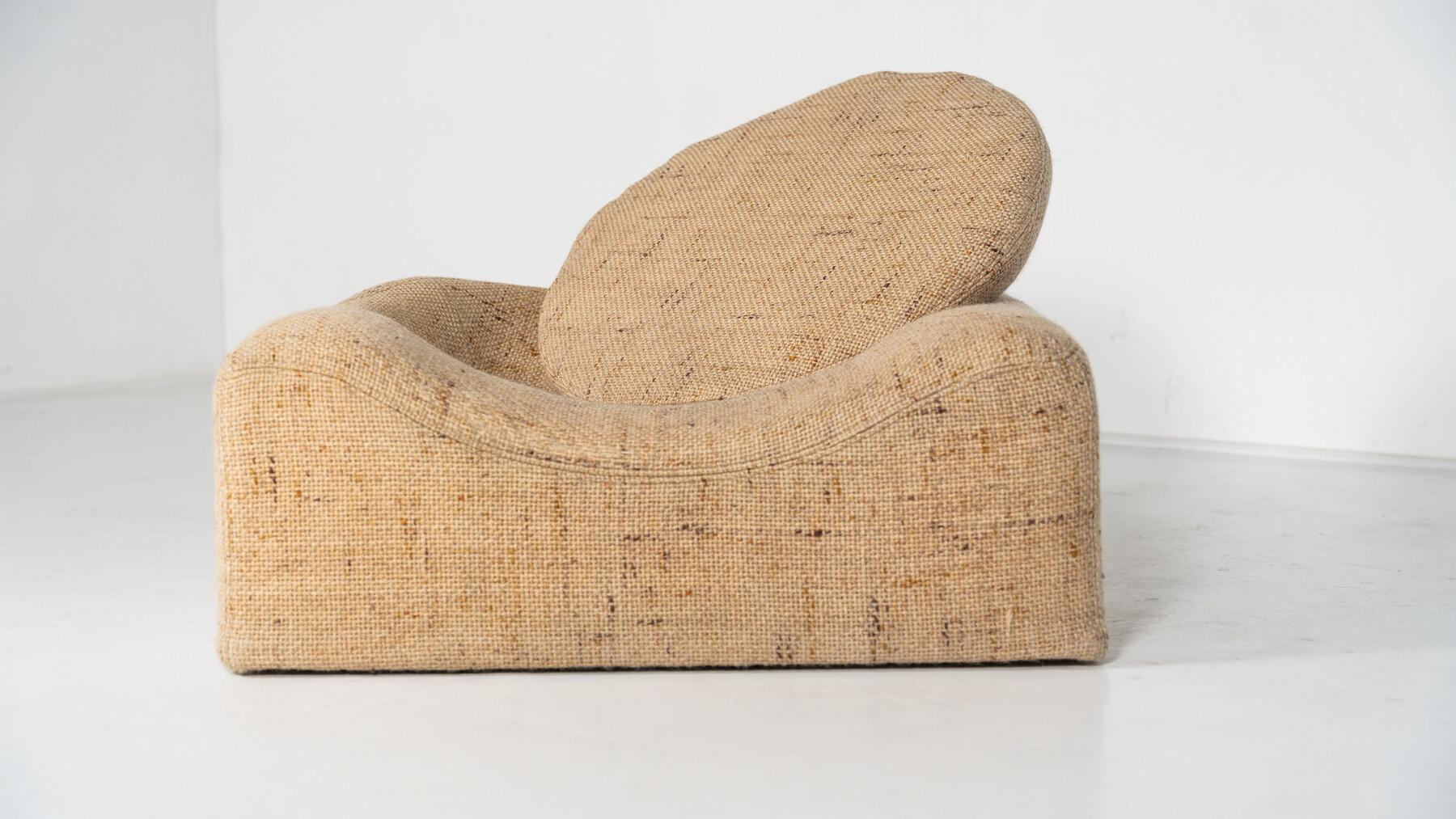 Mid-Century Modern Low Armchair, Orignal Upholstery, 1960s In Good Condition For Sale In Brussels, BE
