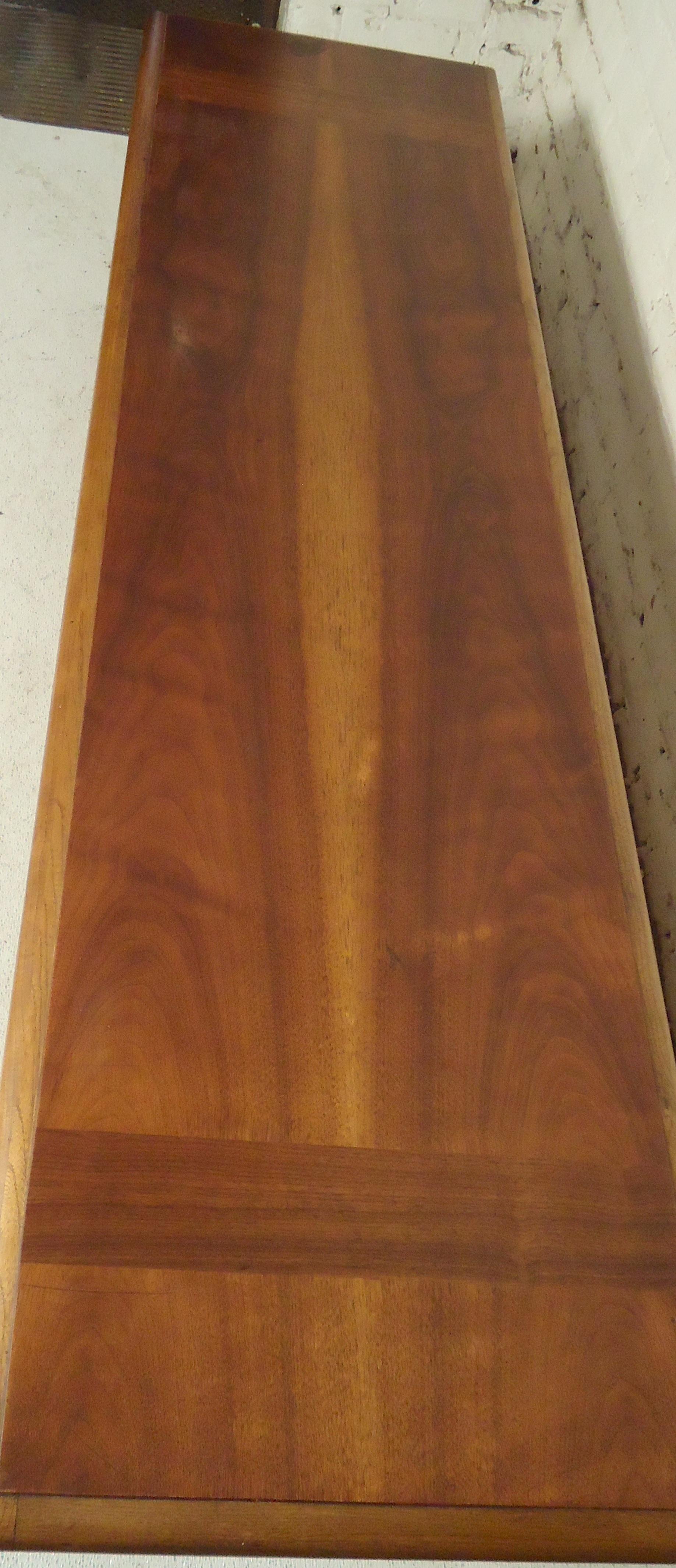 Long walnut coffee table by Lane Furniture. Nice walnut grain with bottom shelf for storage.

(Please confirm item location - NY or NJ - with dealer).
    