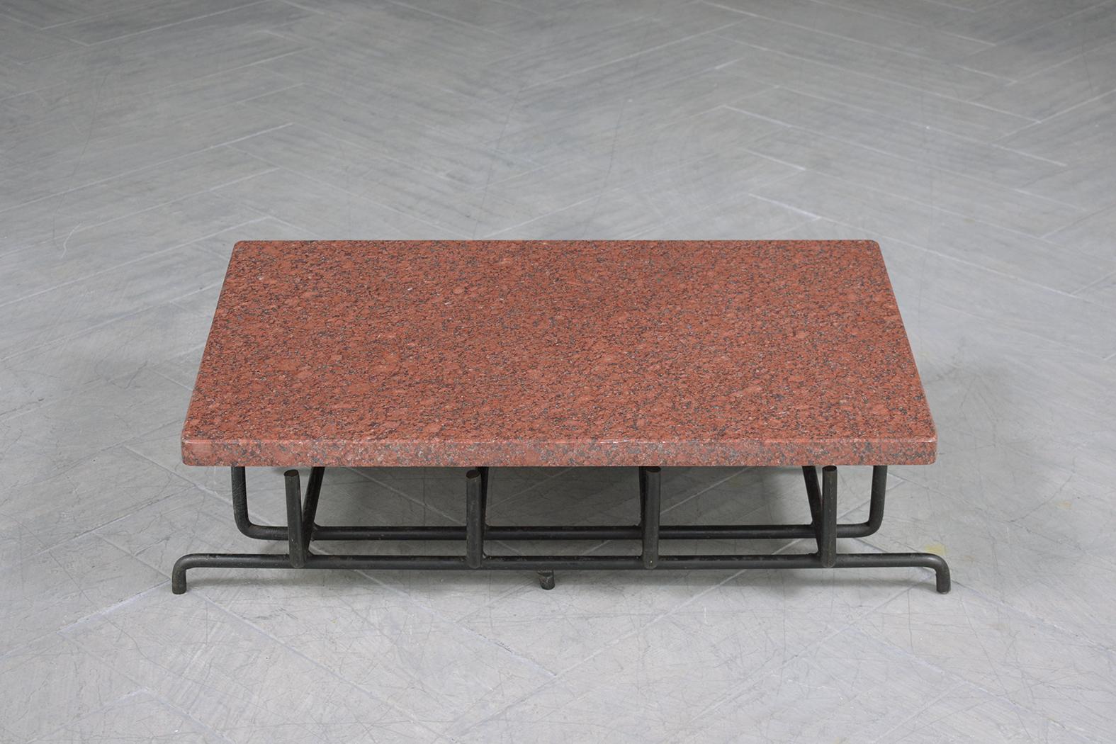 Découvrez l'élégance du design vintage avec notre table basse, une pièce unique qui associe magnifiquement des matériaux naturels à un savoir-faire artisanal. Fabriquée par des experts, cette table est dotée d'un plateau en granit rouge ivoire