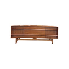 Credenza compatta bassa concava del Mid Century Modern di Young and Company