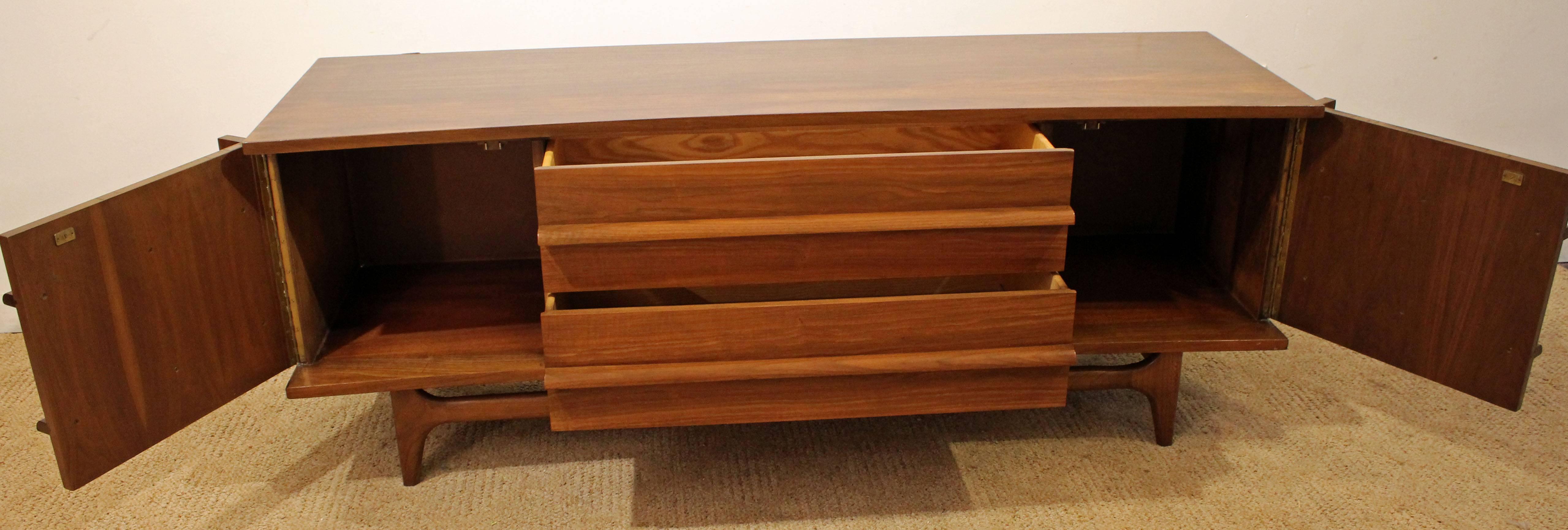 Mid-Century Modern Low Concave-Front Walnut Credenza In Excellent Condition In Wilmington, DE