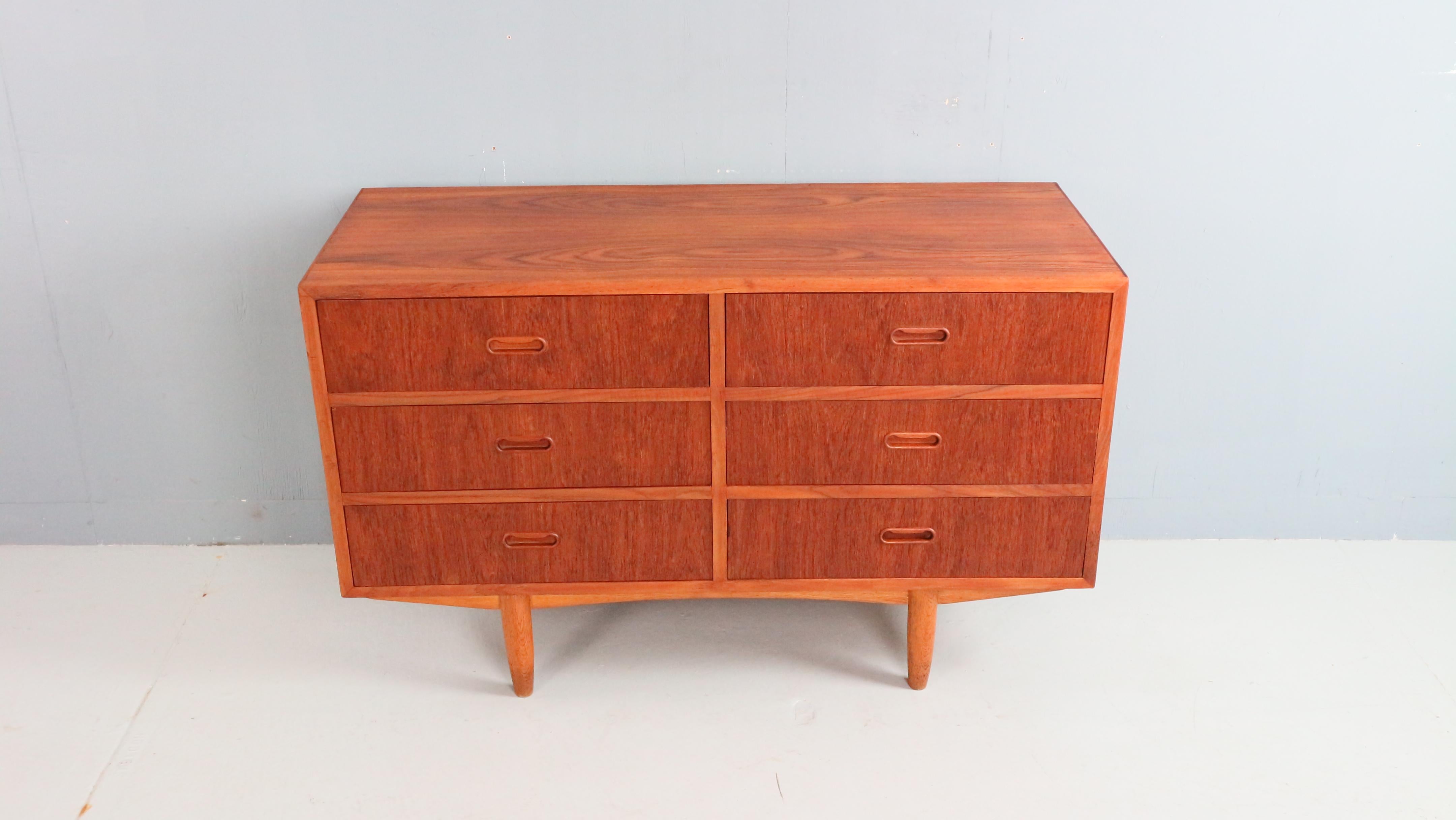 Moderne niedrige dänische Kommode aus Teakholz, 1960er Jahre (Moderne der Mitte des Jahrhunderts) im Angebot