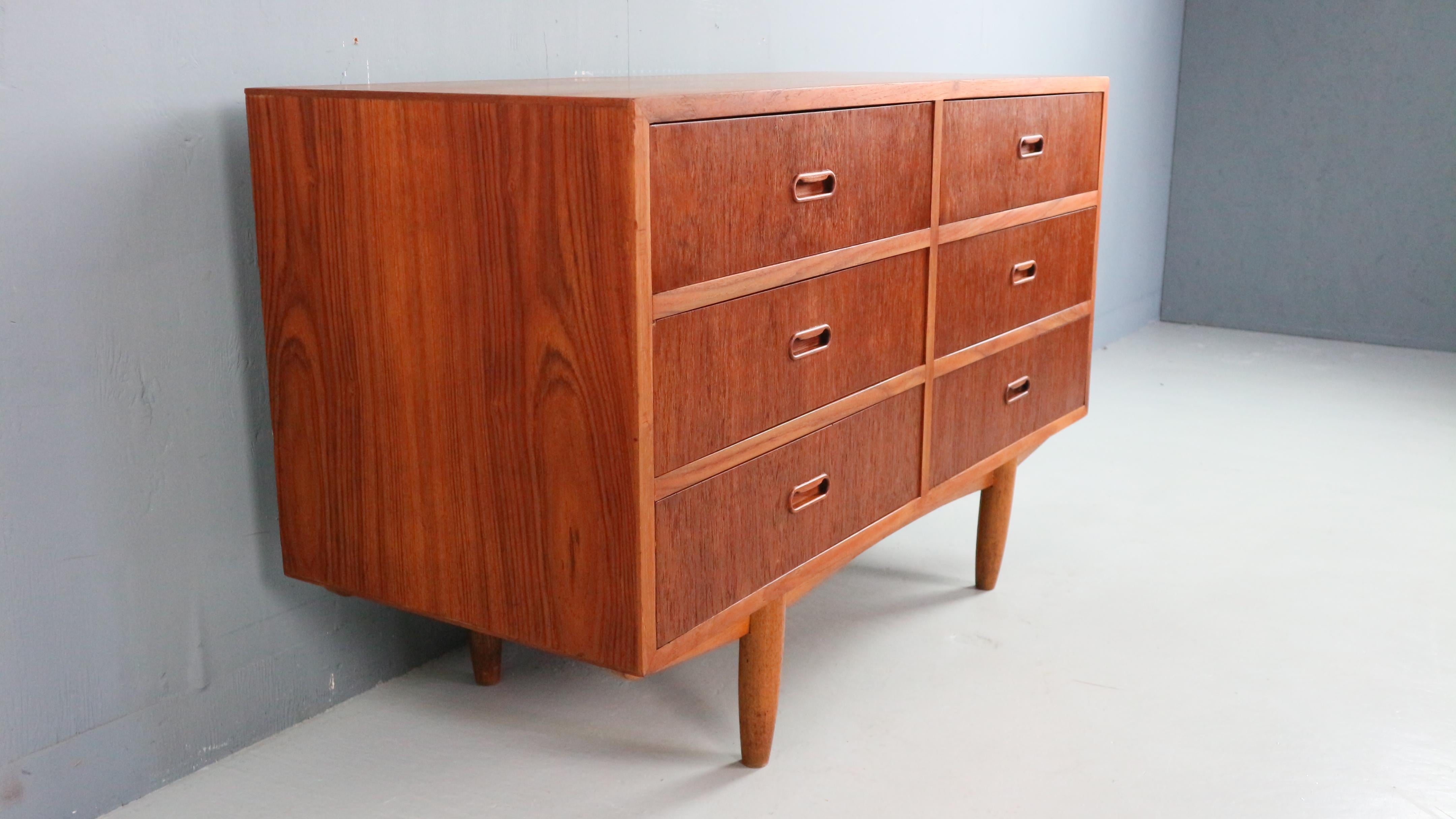 Moderne niedrige dänische Kommode aus Teakholz, 1960er Jahre (Mitte des 20. Jahrhunderts) im Angebot