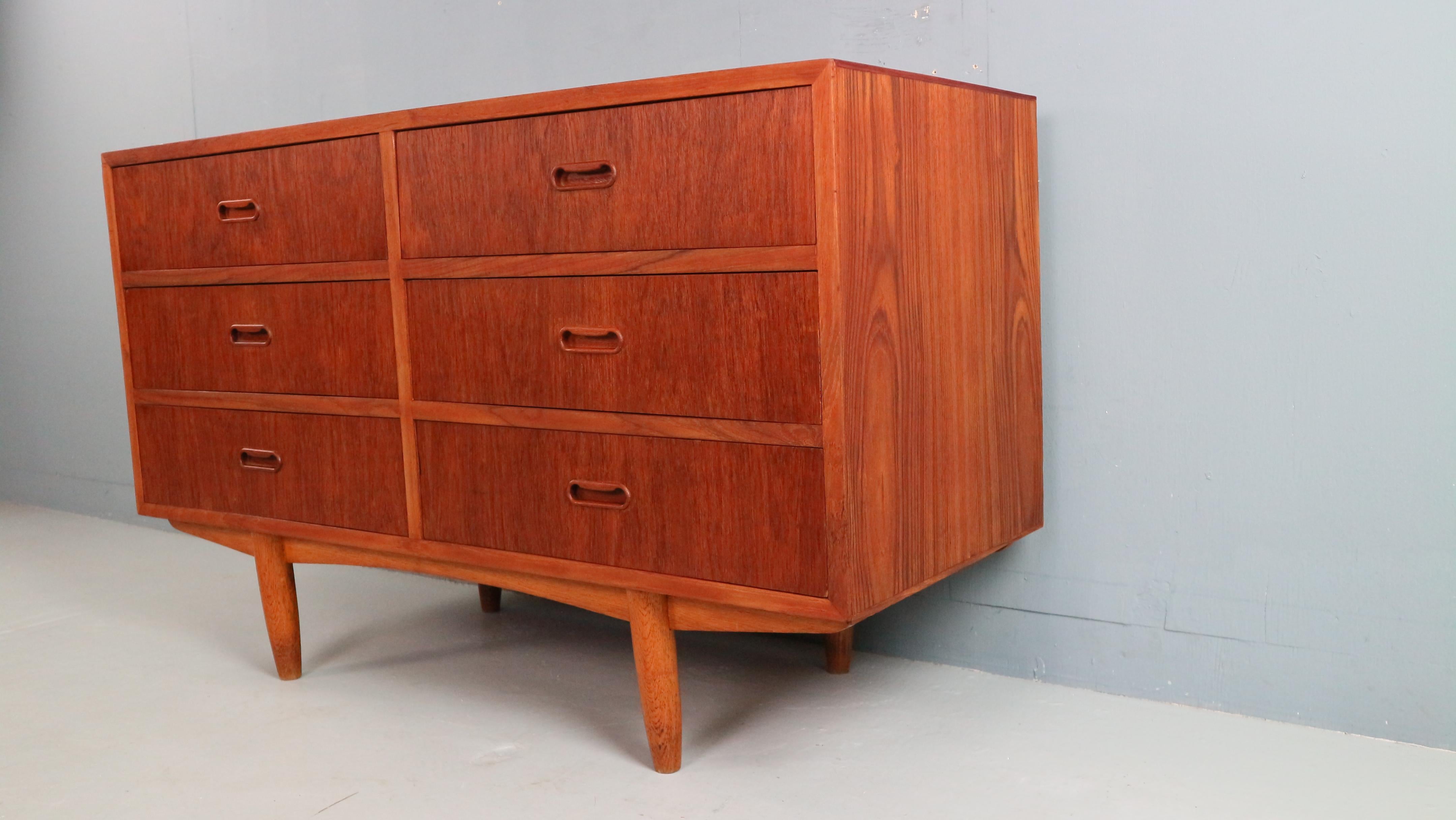 Moderne niedrige dänische Kommode aus Teakholz, 1960er Jahre im Angebot 1
