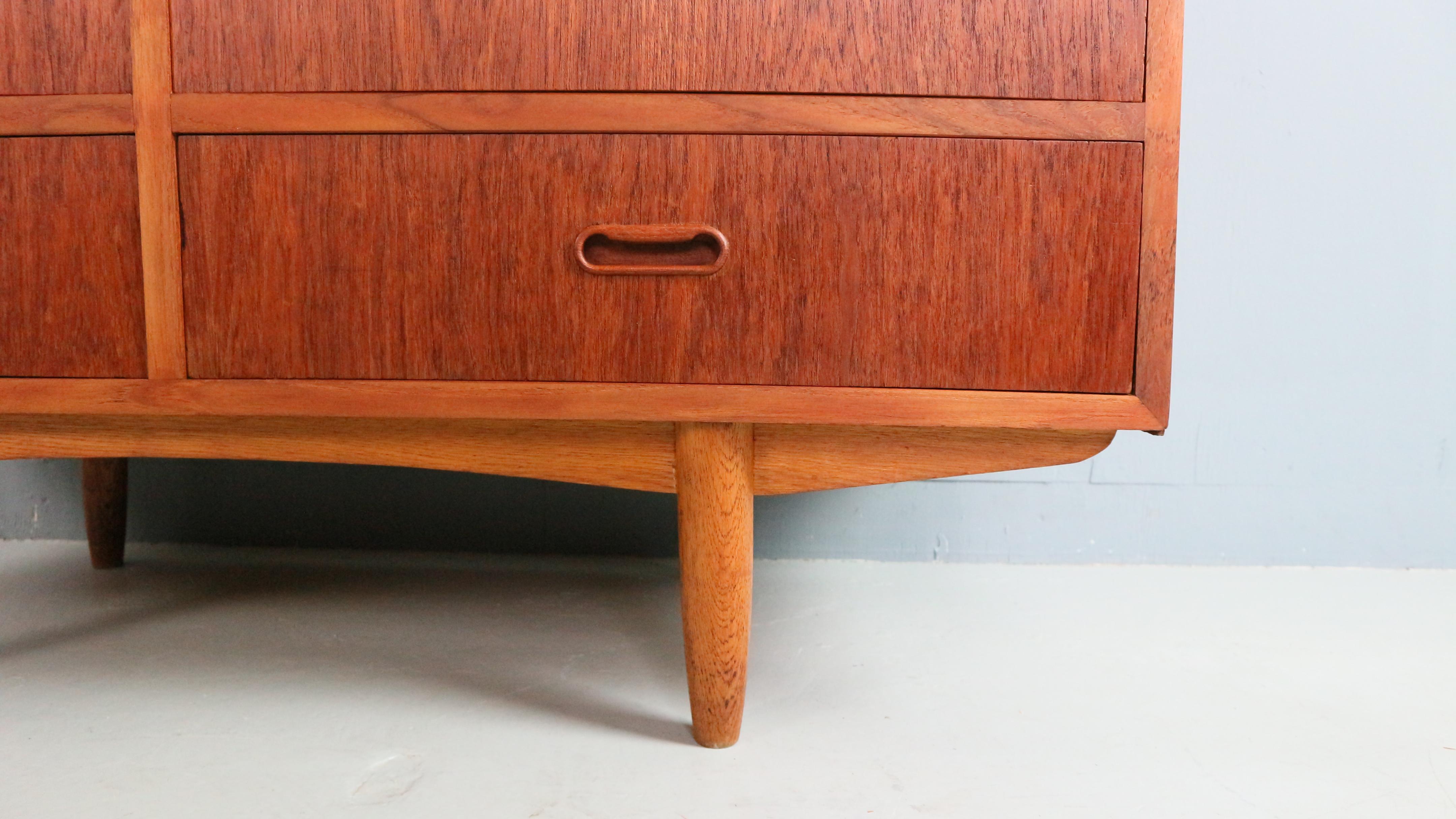Moderne niedrige dänische Kommode aus Teakholz, 1960er Jahre im Angebot 2