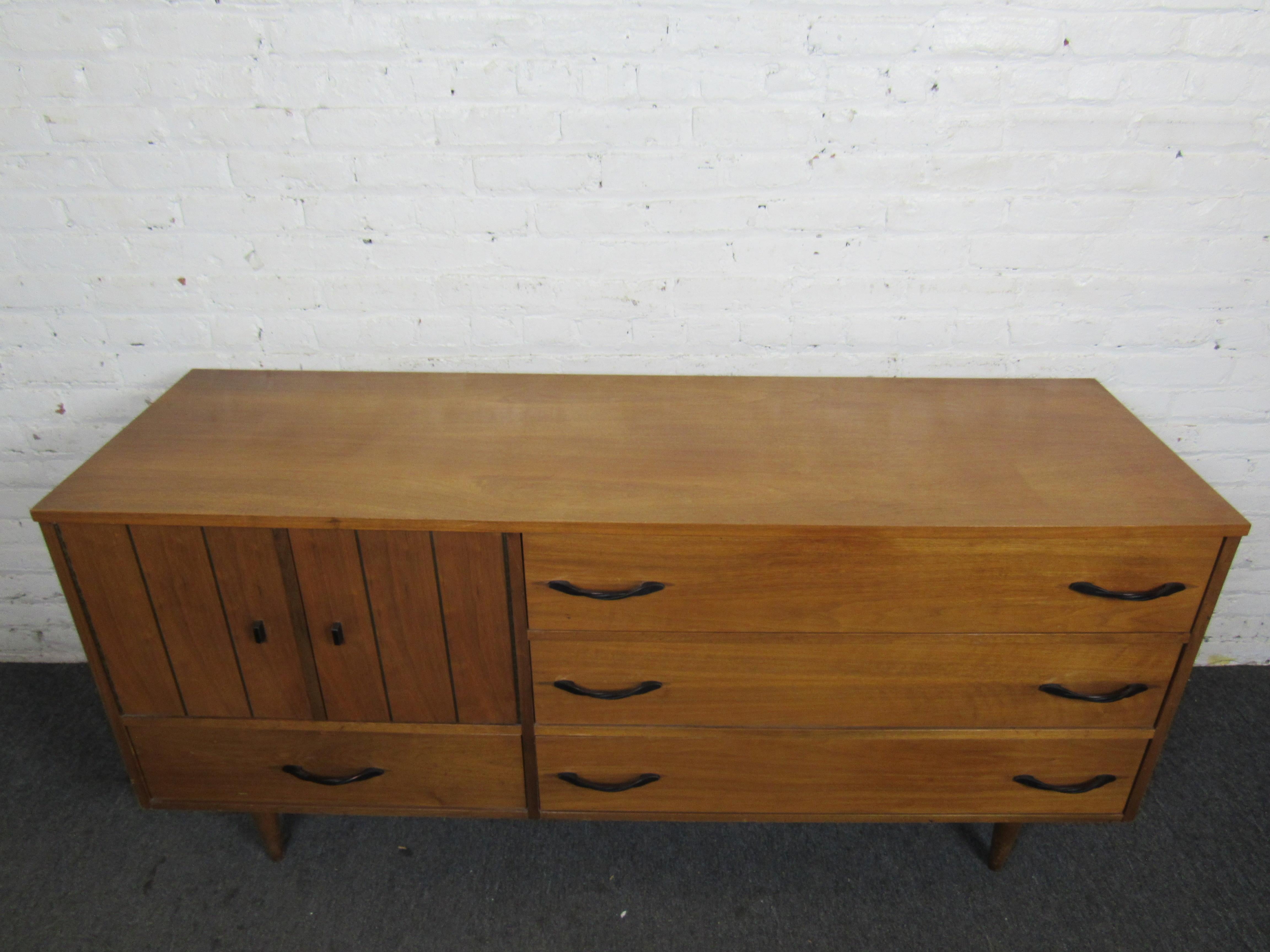 Mid-Century Modern Low Dresser In Good Condition For Sale In Brooklyn, NY