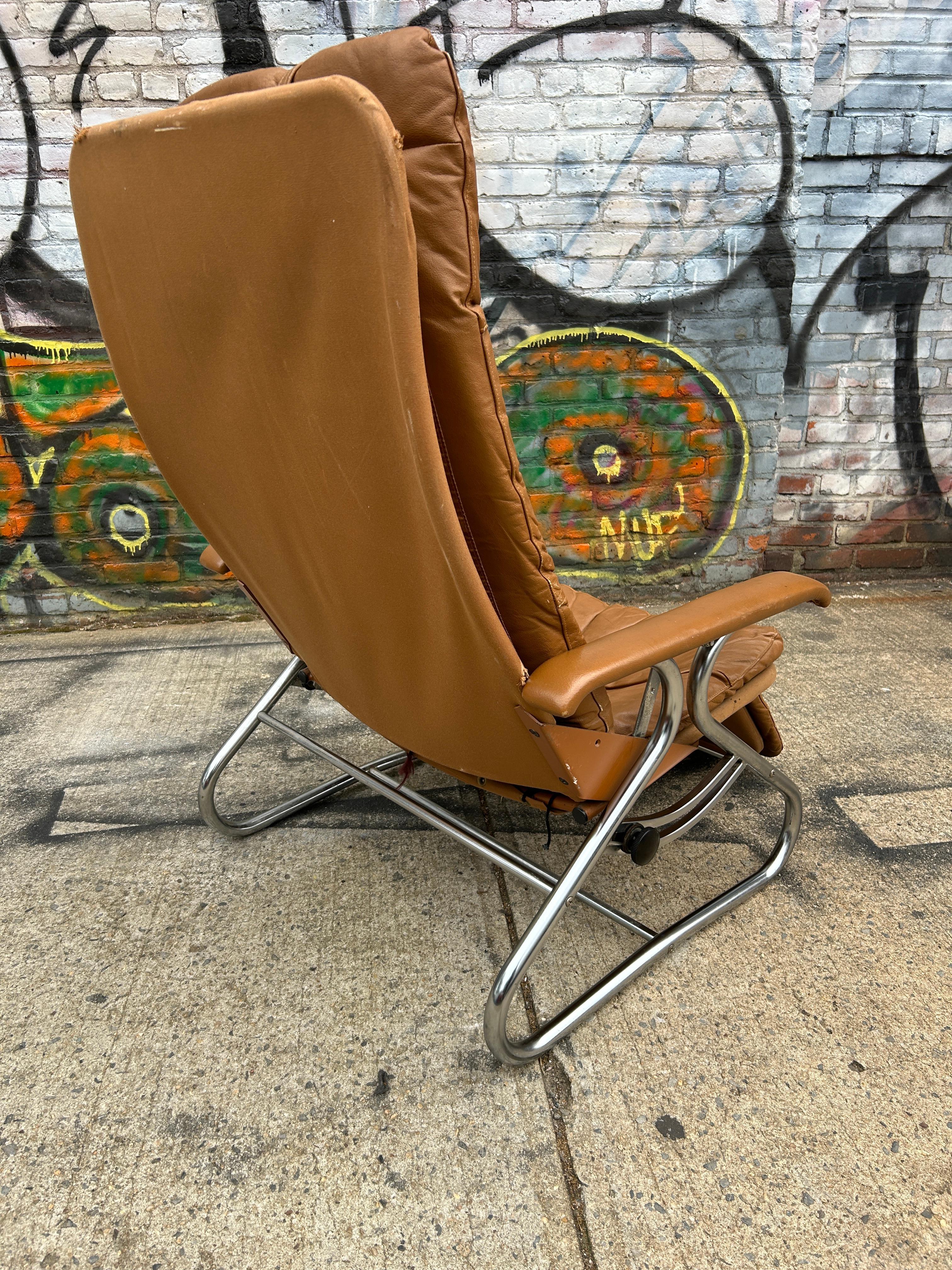 Metalwork Mid-Century Modern Low Leather and Chrome Full Horizontal Tilt Lounge Chair For Sale