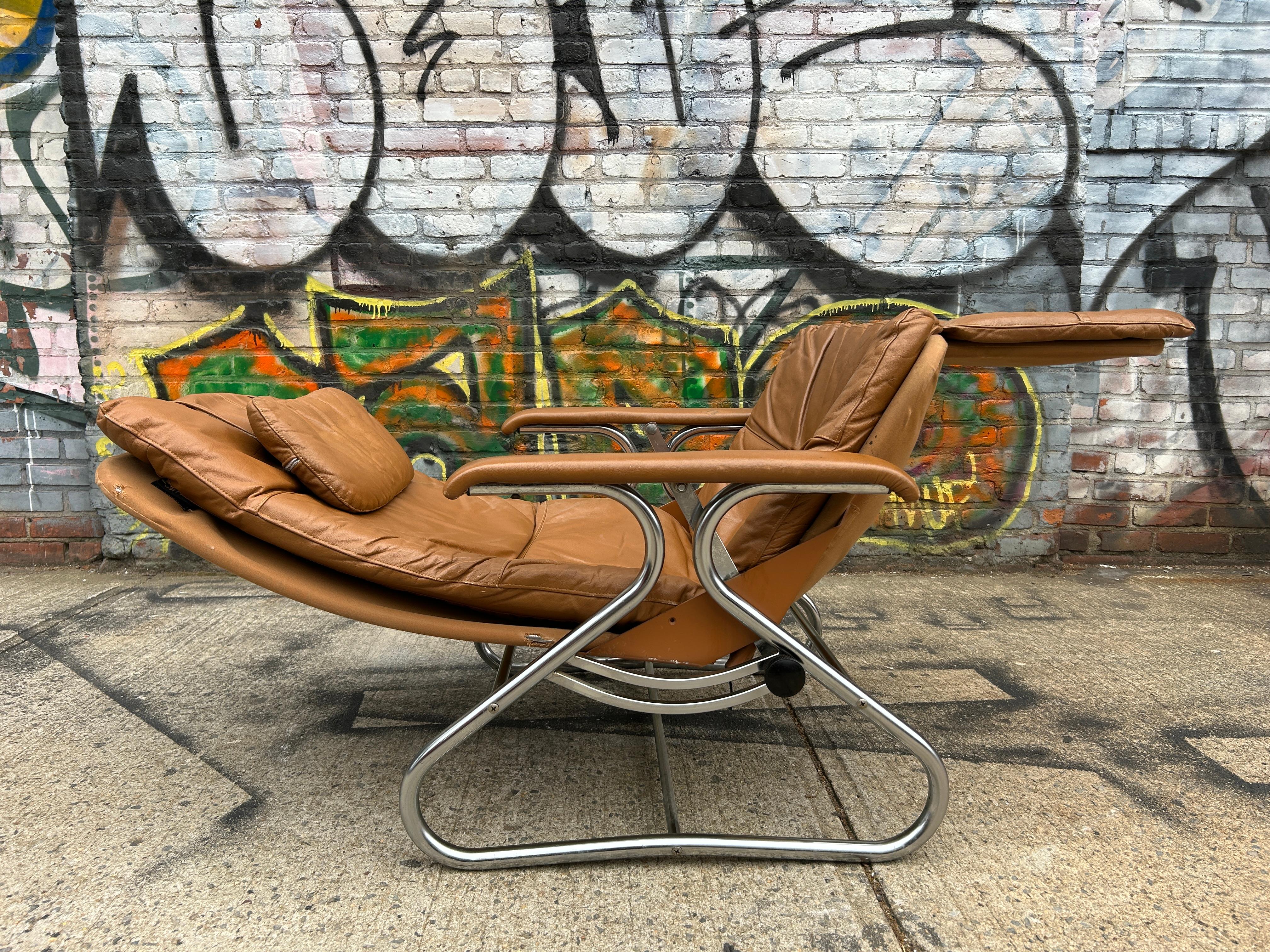 Mid-Century Modern Low Leather and Chrome Full Horizontal Tilt Lounge Chair In Good Condition For Sale In BROOKLYN, NY