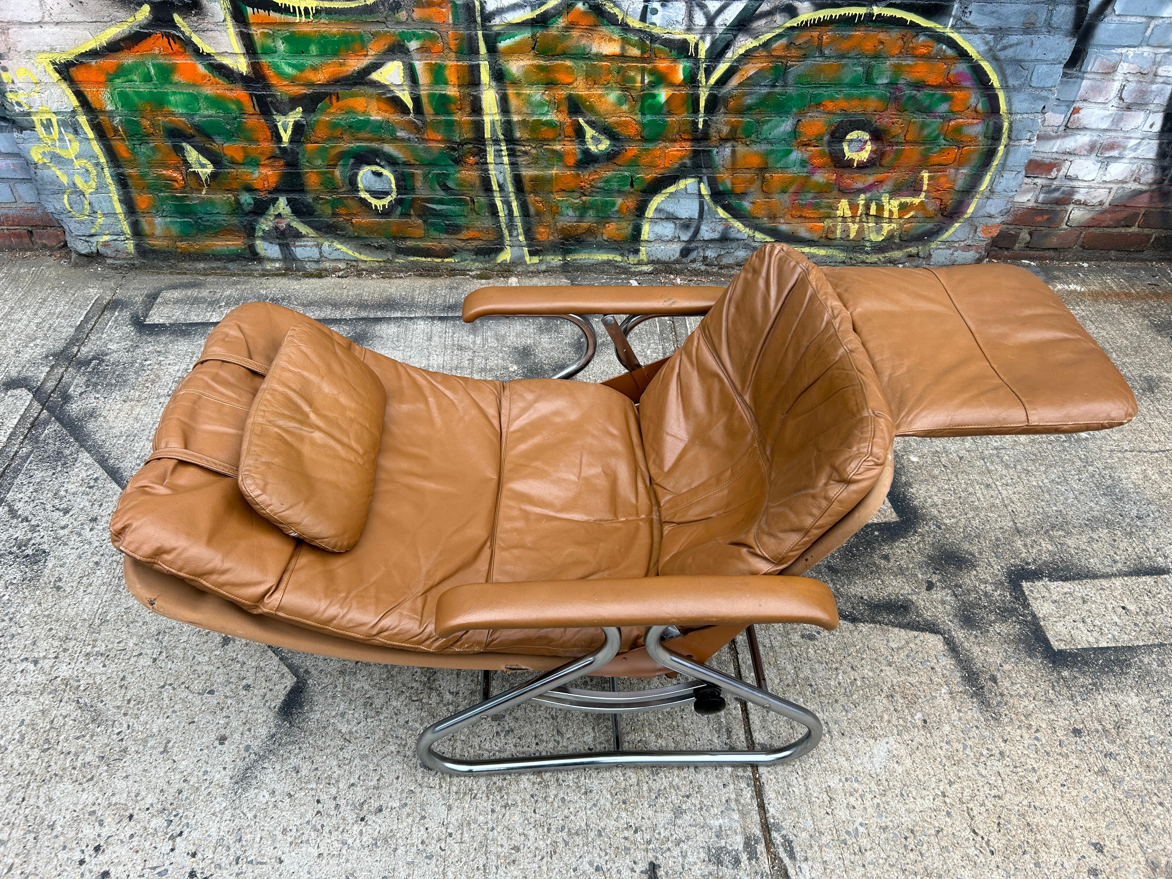 Late 20th Century Mid-Century Modern Low Leather and Chrome Full Horizontal Tilt Lounge Chair For Sale