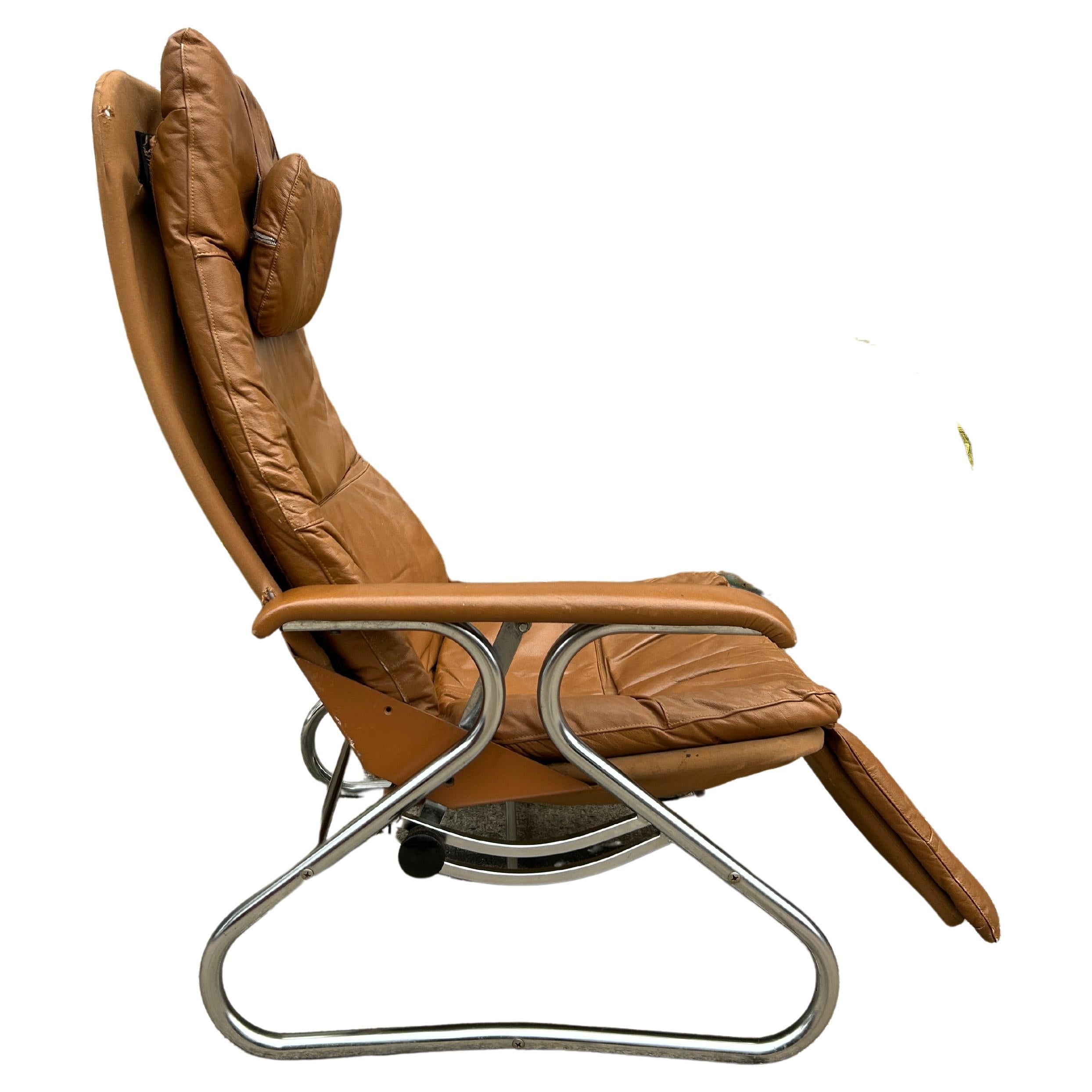 Mid-Century Modern Low Leather and Chrome Full Horizontal Tilt Lounge Chair For Sale