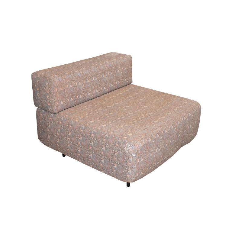 Chaise de salon basse, modulaire, carrée et empilée, de style moderne du milieu du siècle dernier. Cette pièce se caractérise par une grande assise carrée et un dossier rectangulaire empilé. Recouvert d'un tissu à motifs géométriques marron clair et