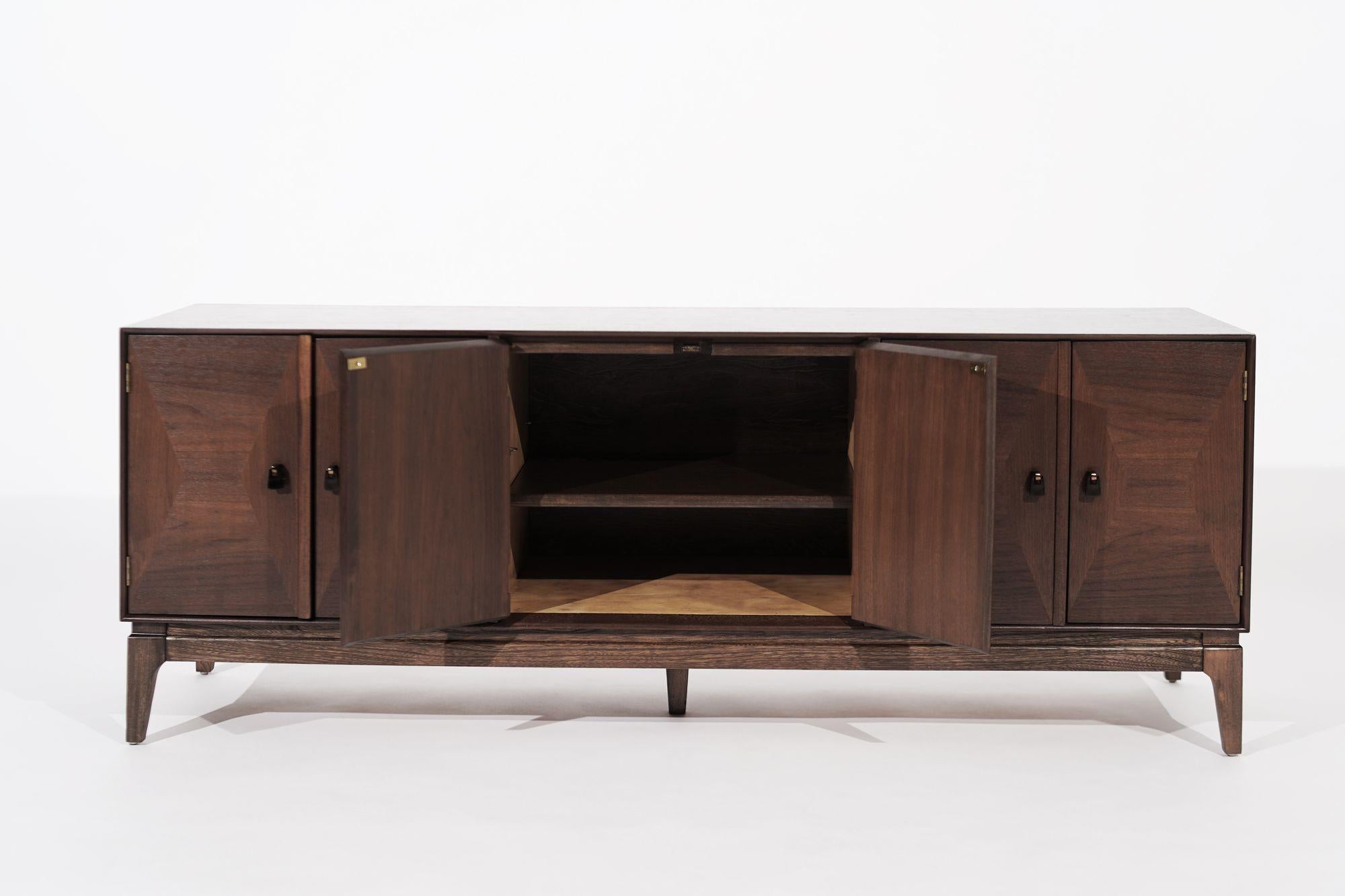 Mid-Century Modern Low Profile Credenza in Walnut, circa 1950s For Sale 1