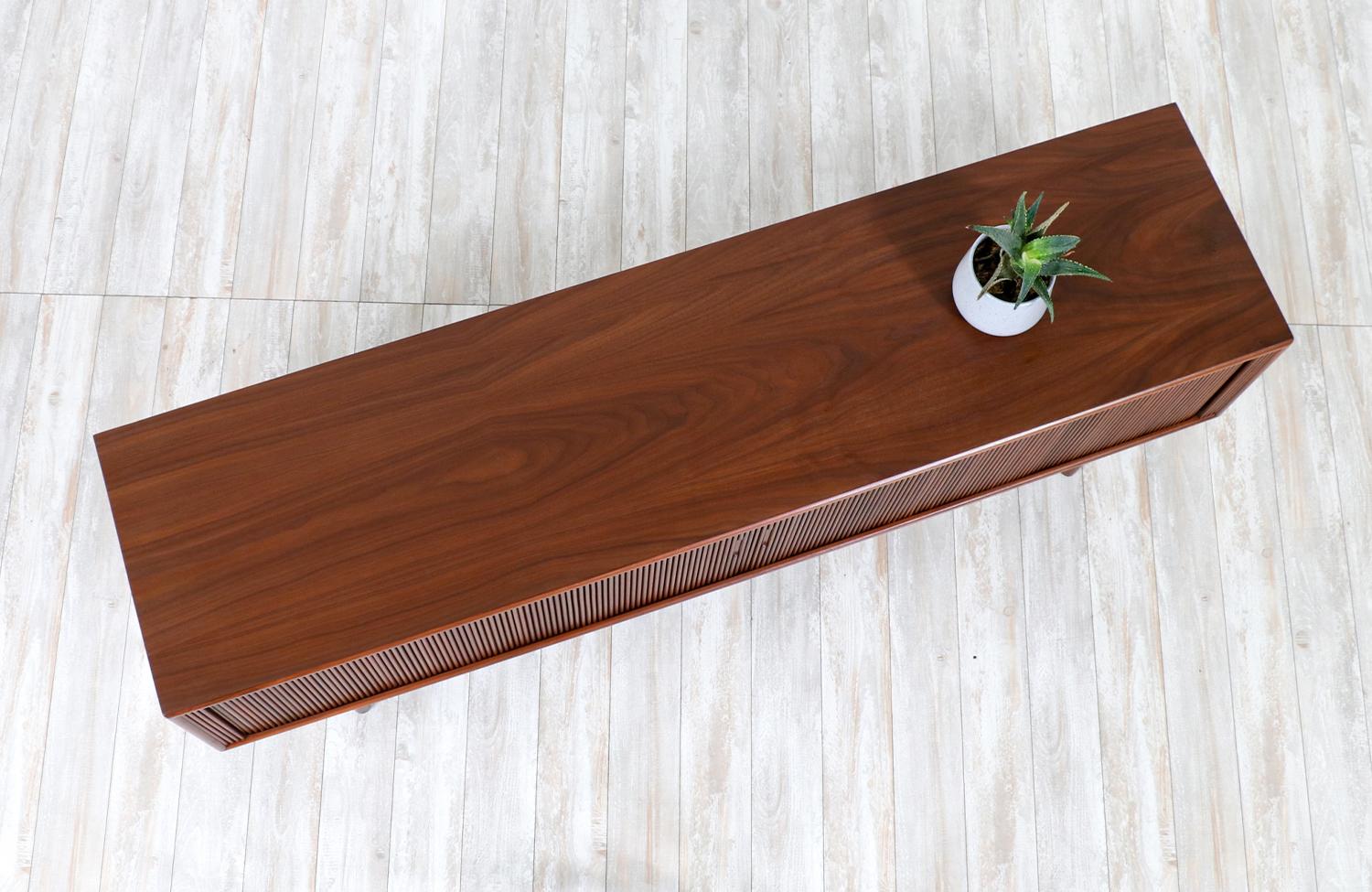 Mid-Century Modern Low-Profile Tambour-Door Credenza In Excellent Condition In Los Angeles, CA