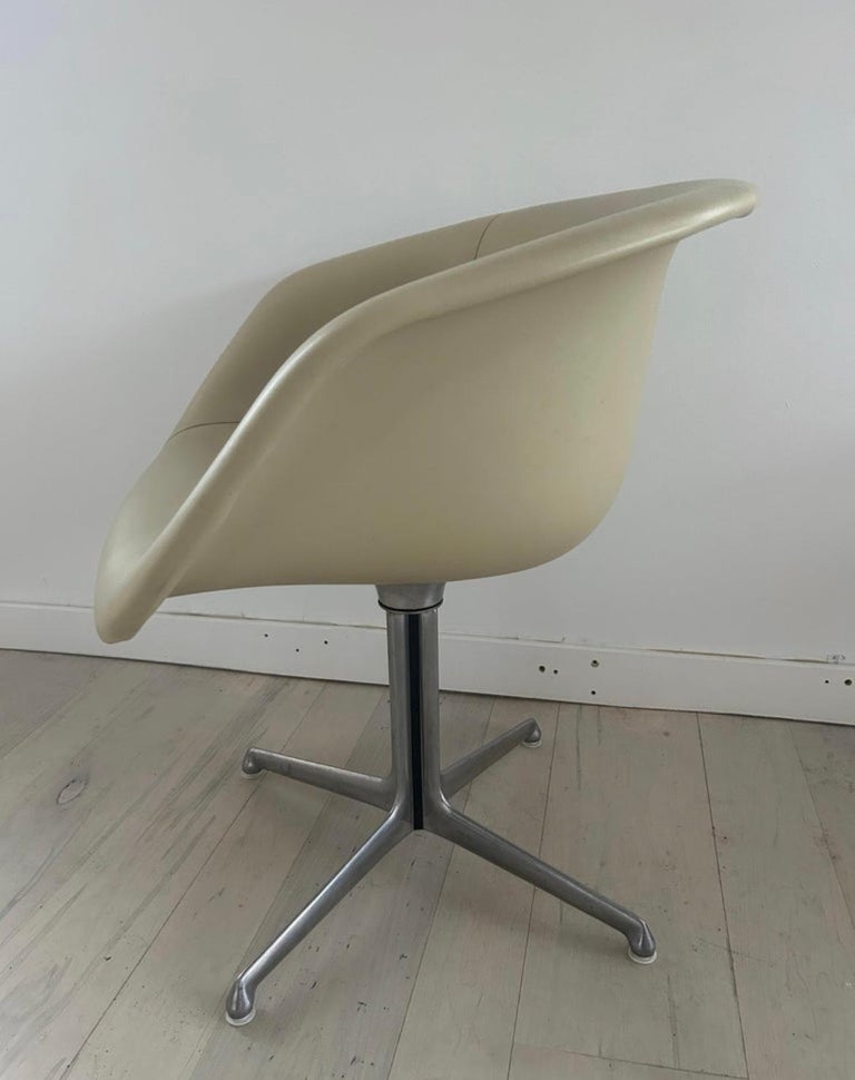 Mid-Century Modern Low Shell Dining Chairs Tan Style of Herman Miller