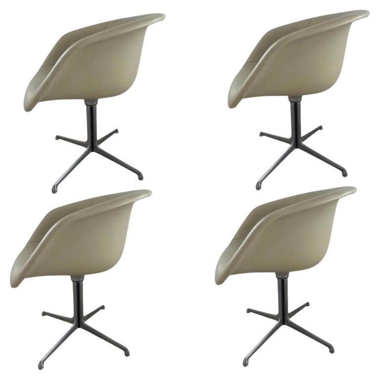 Mid-Century Modern Low Shell Dining Chairs Tan Style of Herman Miller