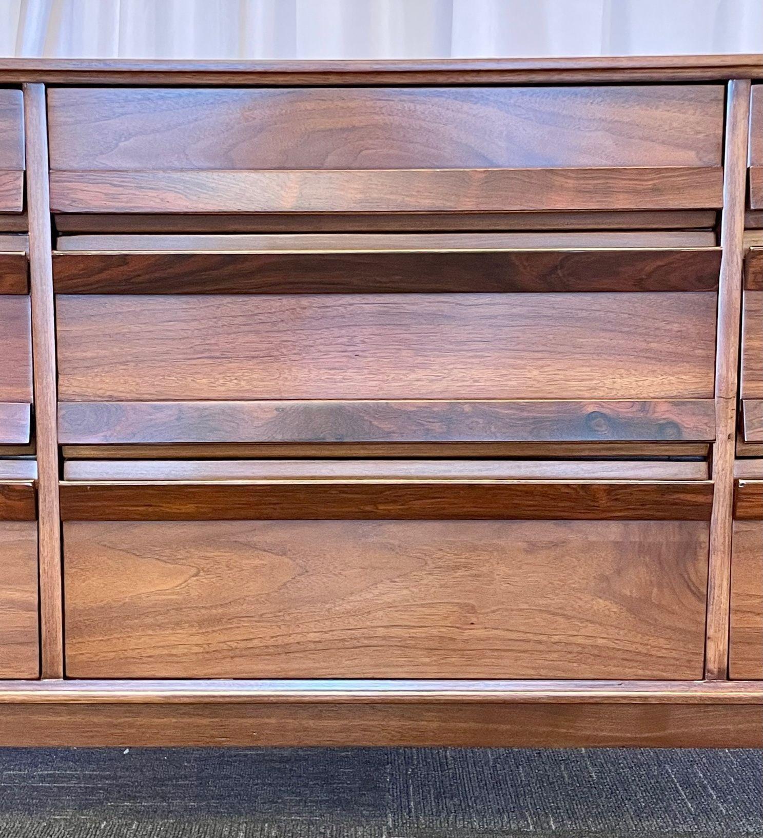 Mid-Century Modern Low Sideboard / Dresser, Walnut, Rosewood, American, 1950s In Good Condition In Stamford, CT