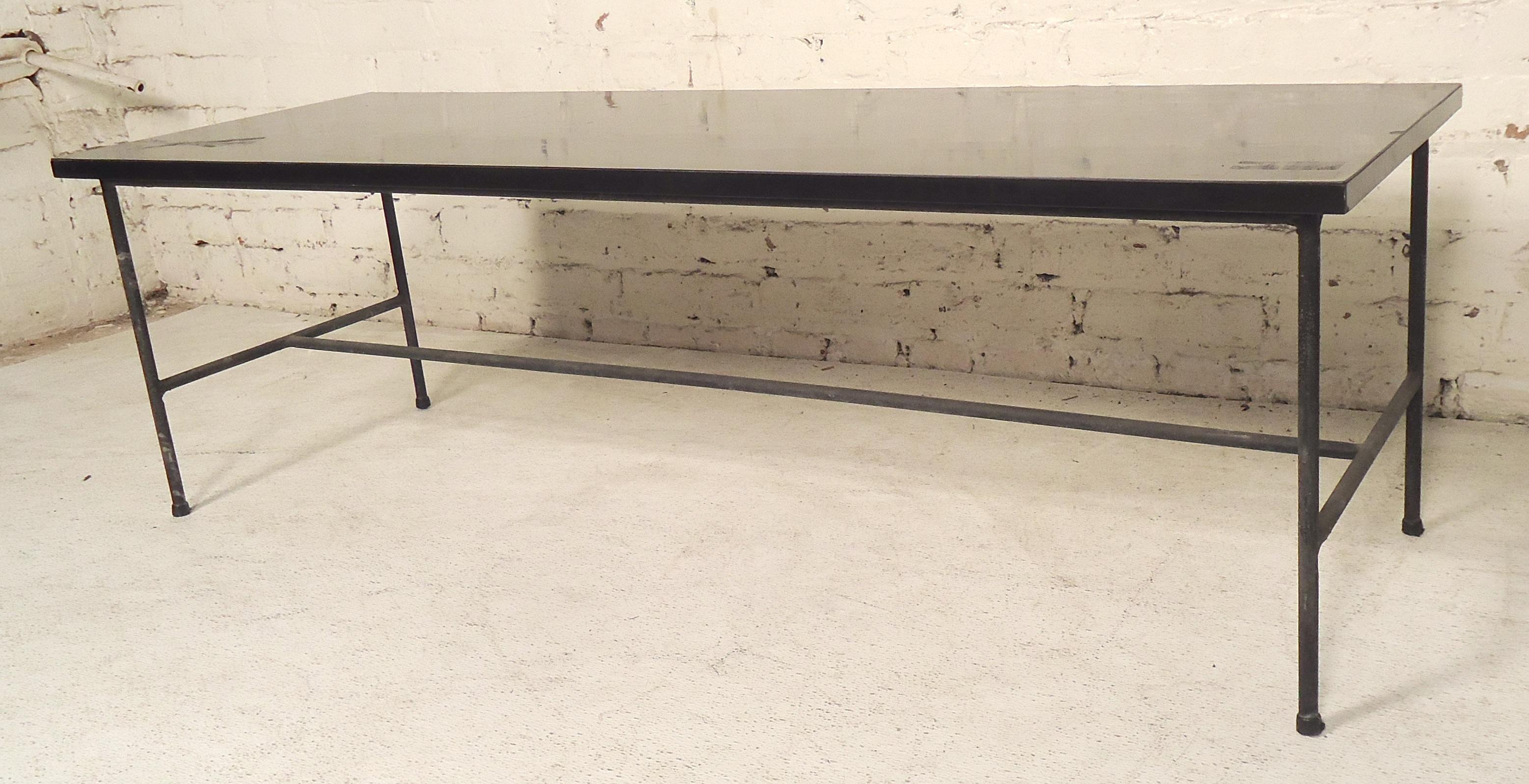 Table noire avec plateau en stratifié et structure en fer dans le style de Pierre Guariche. Idéal pour s'asseoir à l'entrée.

(Veuillez confirmer l'emplacement de l'article - NY ou NJ - avec le concessionnaire).
 