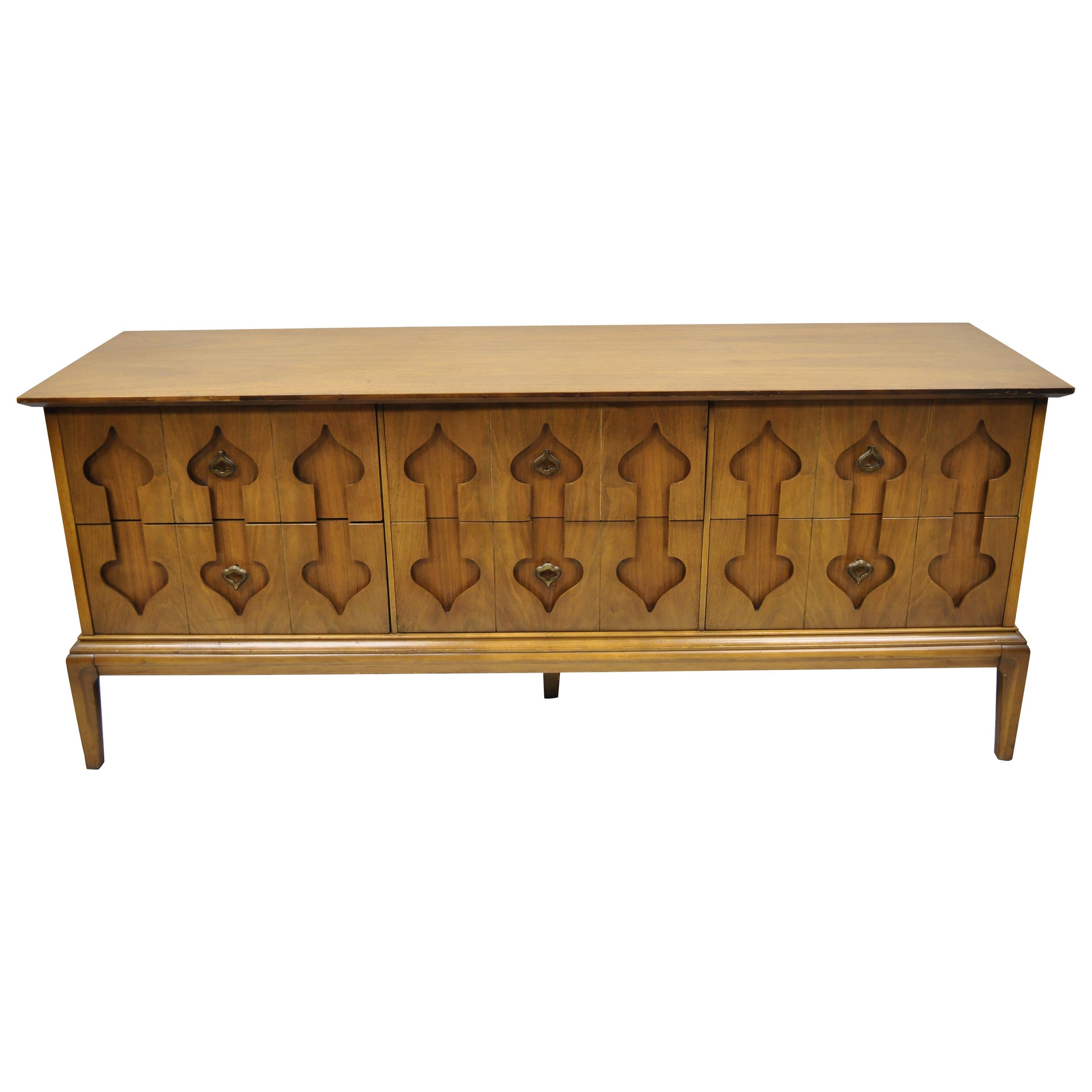 Mid-Century Modern Low Nussbaum Credenza Cabinet geschnitzt "Spaten" Obst