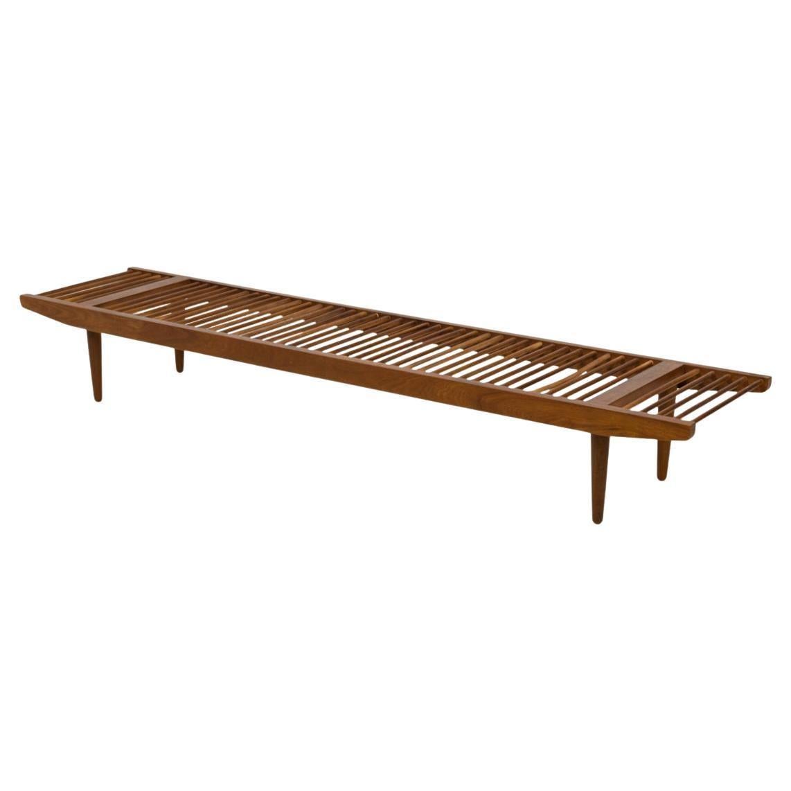 Banc à fuseau bas en noyer, de style moderne du milieu du siècle, conçu par l'Américain Milo Baughman. Long banc bas avec structure en noyer foncé et lattes en bois pour Glenn of California. Fabriqué aux États-Unis. Situé à Brooklyn nyc.

Dimensions