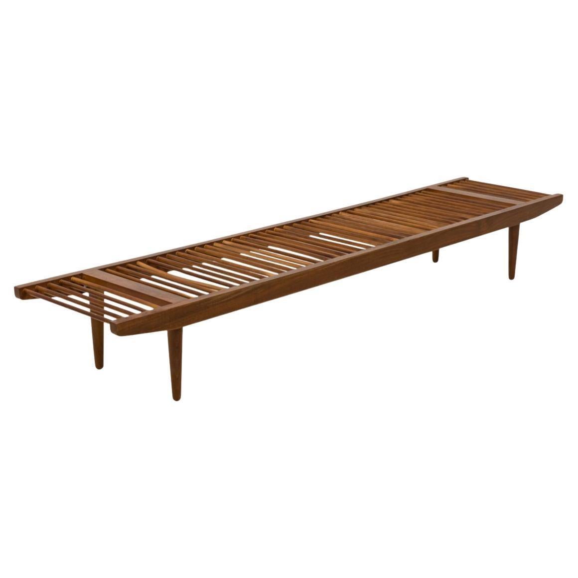 Mid-Century Modern Banc à fuseau bas en noyer de The Moderns Moderns par Milo Baughman en vente
